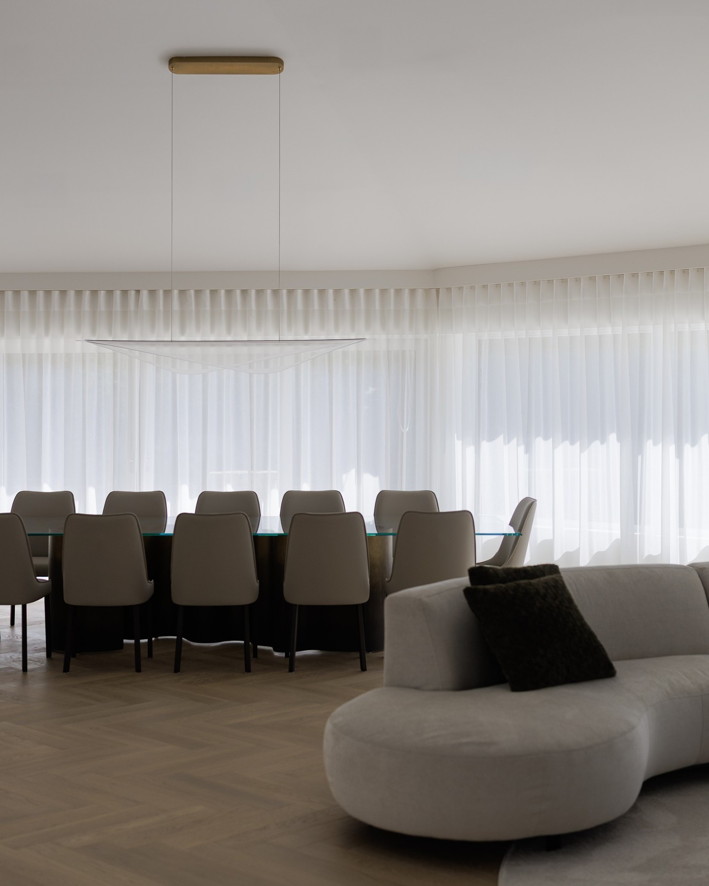 Un seul tissu, déployé sans interruption dans un espace salon-salle à manger ouvert — le secret ici, c'est de traiter l'espace comme une seule pièce.
#mtlblinds #toilessurmesure #designinterieurmtl #windowtreatmentmtl #decorinterieur