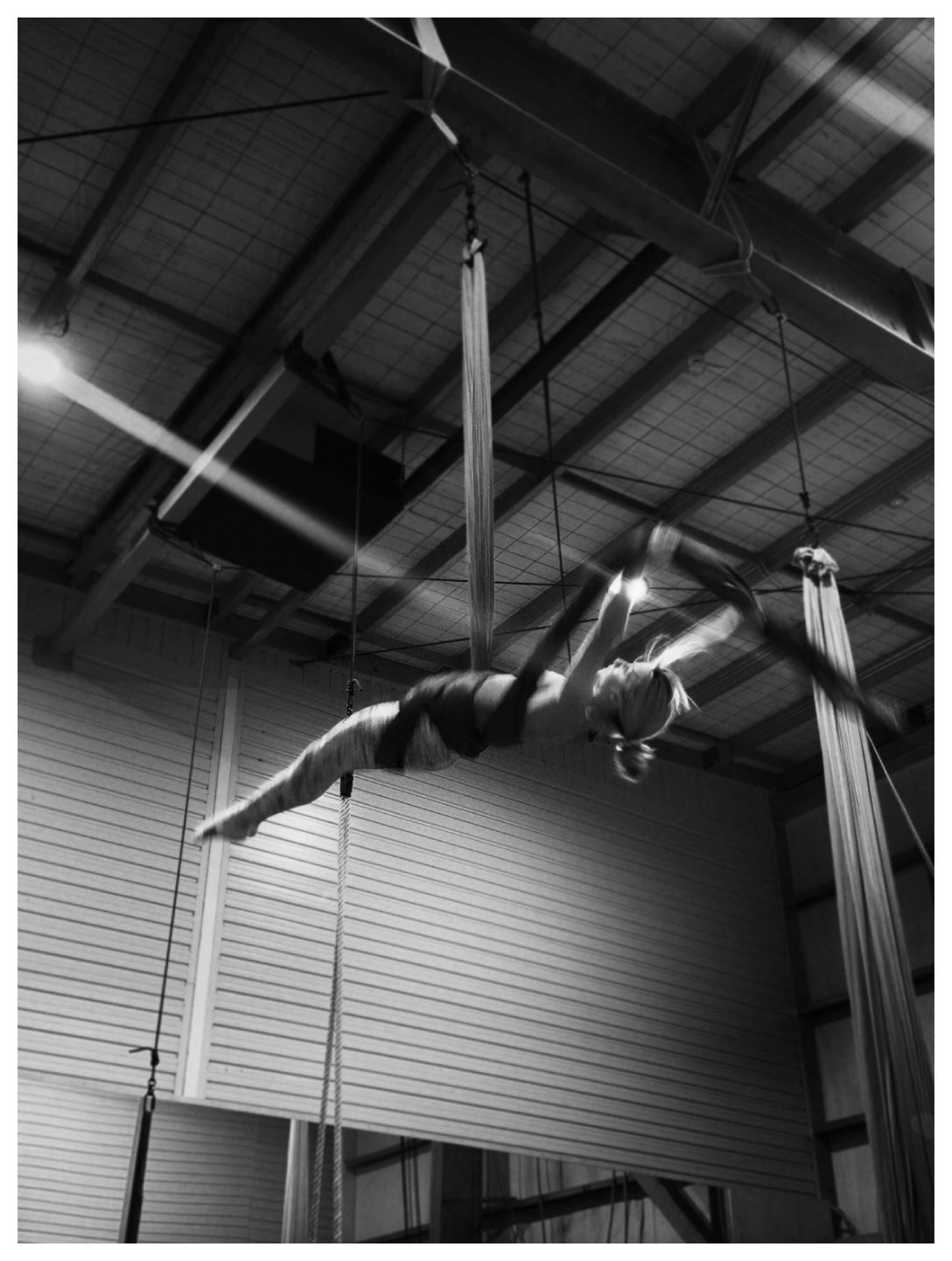 Playing about with whippy movement on silks and hammock, having a bit of fun with black and white stills while I’m at it.
#blackandwhitephoto #aerialtraining #aerialsilks #aerialhammock