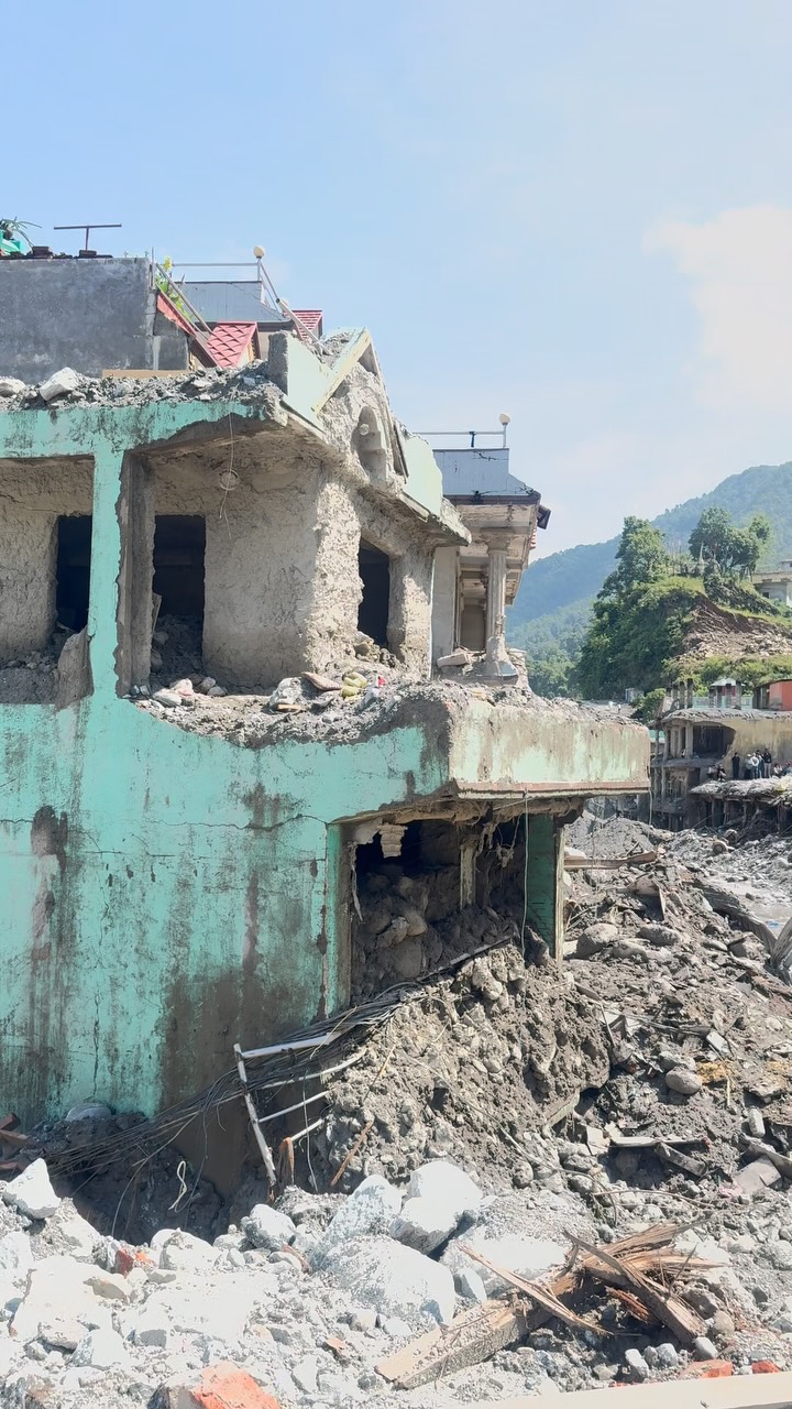Estamos no Nepal desde a primeira semana após o desastre e seguimos em campo, acompanhando a resposta humanitária e realizando avaliações de necessidades, principalmente em Nuwakot e ao longo do corredor do rio Trishuli.
A emergência segue em larga escala: 1.410 corpos foram recuperados, 6.145 pessoas permanecem desaparecidas e quase 10 mil crianças foram diretamente afetadas. Trinta e cinco escolas foram danificadas ou destruídas.
Neste momento, um dos focos da VV Inteligência Humanitária é o apoio a duas escolas em Bidur, no distrito de Nuwakot: uma foi totalmente destruída, enquanto a outra teve sua estrutura preservada, embora grande parte de seus alunos e respectivas famílias tenha perdido casas e bens essenciais. Entre as crianças afetadas, há também crianças órfãs.
Com base nas necessidades levantadas em campo, já iniciamos o apoio às 150 famílias com colchões, itens essenciais para abrigo e materiais escolares.
@robertaabdanur, sócia investidora e Diretora de Operações Humanitárias da VV Inteligência Humanitária, atua voluntariamente no Nepal desde 2013 e continua em campo, em coordenação com parceiros locais e autoridades nepalesas.
Seguimos mobilizando recursos para ampliar o apoio, garantir a continuidade educacional e contribuir para a recuperação dessas comunidades.
Para apoiar nossa resposta humanitária no Nepal:
PIX: 20.541.528/0001-85
Doação por cartão: https://buy.stripe.com/14A6oJ0J79jgdQseXU5Ne0g