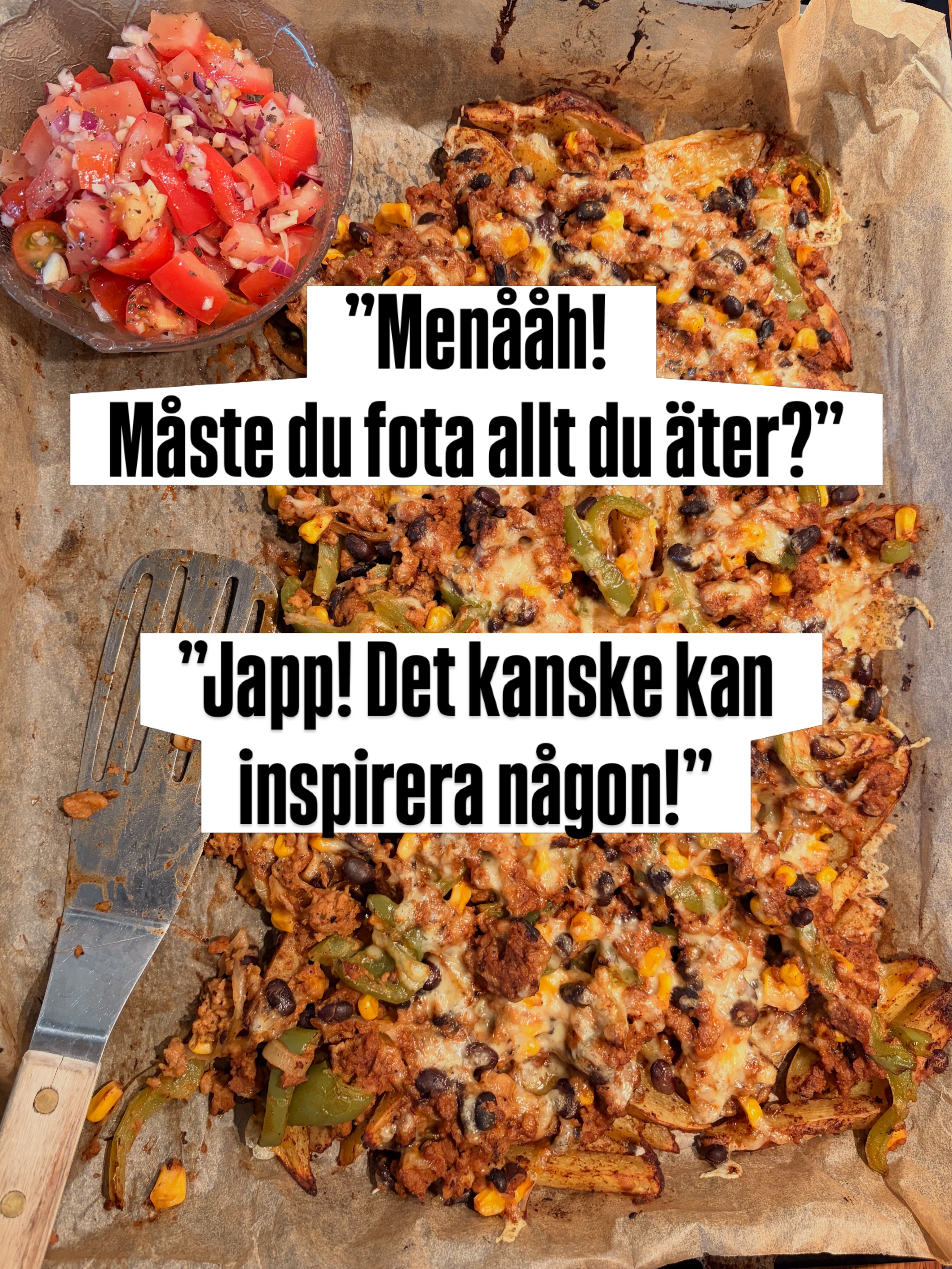 Alltid irriterar det någon.
När man börjar gräva efter mobilen så fort man har en mer eller mindre vacker och kulinarisk anrättning framför sig.
Jag ser det som en del av mitt jobb att dokumentera det jag äter. Jag kan till exempel tipsa en klient om ett mellanmål eller ett recept jag tror att hen skulle gilla.
Här de tio senaste matbilderna i min mobil. Ingen noga utvald vecka och inga rätter som ska representera hur man bör äta. Bara sån mat jag brukar äta och som dokumenterats utan filter, arrangemang och rekvisita.
Kanske hittar du något du blir sugen på att testa. Kanske får du en idé till nästa gång du står framför kylskåpet och undrar vad du ska äta. (I så fall var det ju värt att jag irriterade någon vid matbordet. 😄)
Eller så är du bara nyfiken på vad en nutritionscoach har på tallriken ibland.
Jag tycker själv att det är kul att se vad andra äter!