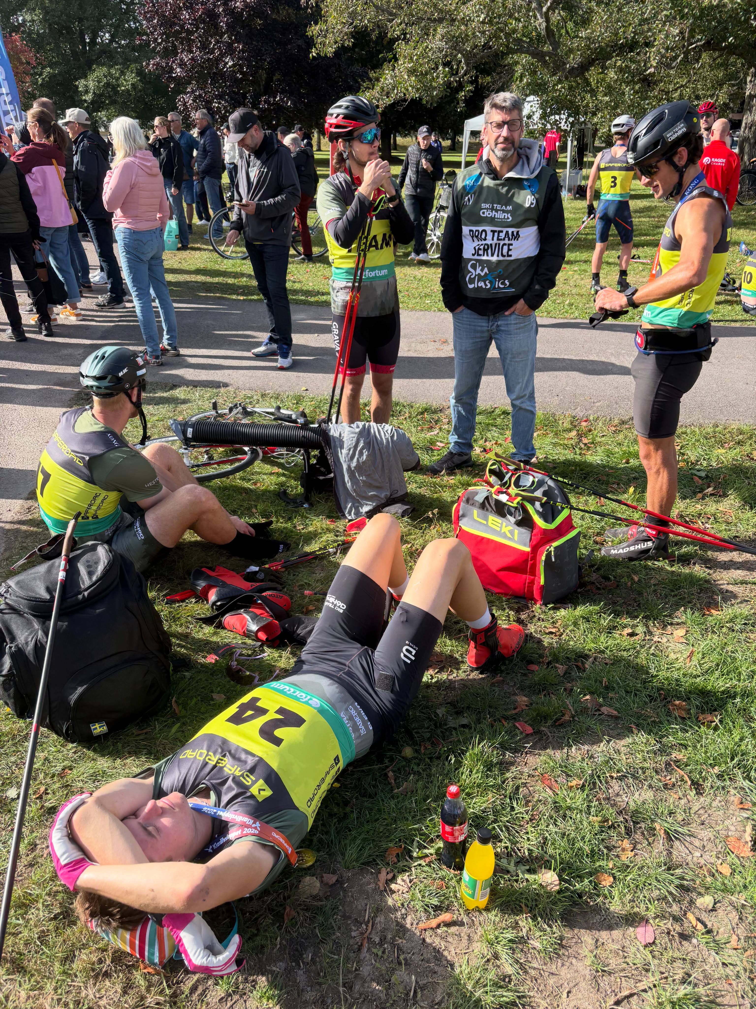 Klarälvsloppet 2026 i bilder 💚
På startlinjen till det 90km långa @klaralvsloppet hade vi @malte.jutterdal @kasperolsen_ och @andersson.elias ⭐️
Hyggligt fina förhållande förutom den något envisa blåsten 🌬️😅
Stor klunga i ca 5 mil där alla tre var med. @malte.jutterdal hänger med längst men får släppa ca 1 km från mål.
På cykel bakom klungan hade vi @mansolsen som stavservice ⭐️
Swipa för att kolla in en vätskelangning i världsklass 😅
Teamets resultat 💚
@malte.jutterdal - 16:e
@andersson.elias - 19:e
@kasperolsen_ - 24:a
@gohlins @klubbenbygohlins @eabdethaller @hangonab @thule @hestragloves @hestrainredningarab @garoplatprodukter @garosverige @isabergstoppen @axelent_sverige @everbrandswedenab @ehconnector @eleikosport @gnosjoror @gnosjoandan @visitgnosjo @atomicnordic @leki.nordic @umarasports @aerollerskis @firmakjsa @wilsoncyclingab