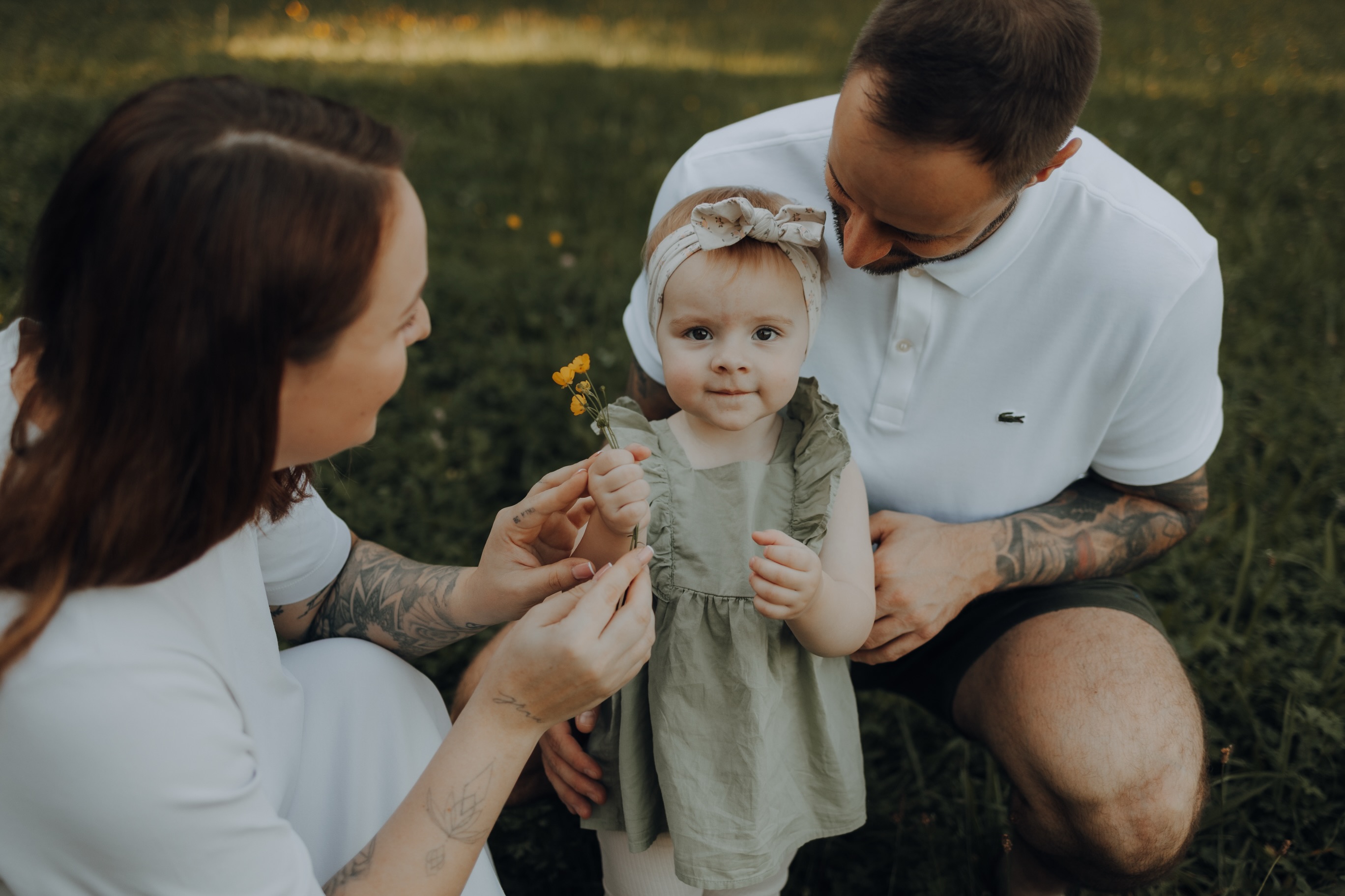 Ein kleiner Rückblick auf eines meiner Familien-Mini-Shootings vom letzten Jahr. ✨
Nur 20 Minuten & trotzdem sind dabei so viele kleine, magische Erinnerungen entstanden. Genau das liebe ich an meinen Minis: wenig Zeit, aber ganz viel echtes Leben, Nähe und Liebe vor meiner Kamera.
Ich bin ehrlich gesagt ganz überwältigt, wie viele von euch sich gemeldet haben. 🥹
Gebt mir noch ein kleines bisschen Zeit. Ich bastle gerade noch etwas Schönes für euch fertig & in den nächsten Tagen bekommt ihr in meiner Story alle Infos zu den neuen Mini Shootings. Und dann könnt ihr euch direkt euren Termin schnappen.
Ich freu mich schon sehr darauf, wieder so viele kleine Geschichten festhalten zu dürfen. ✨🖤