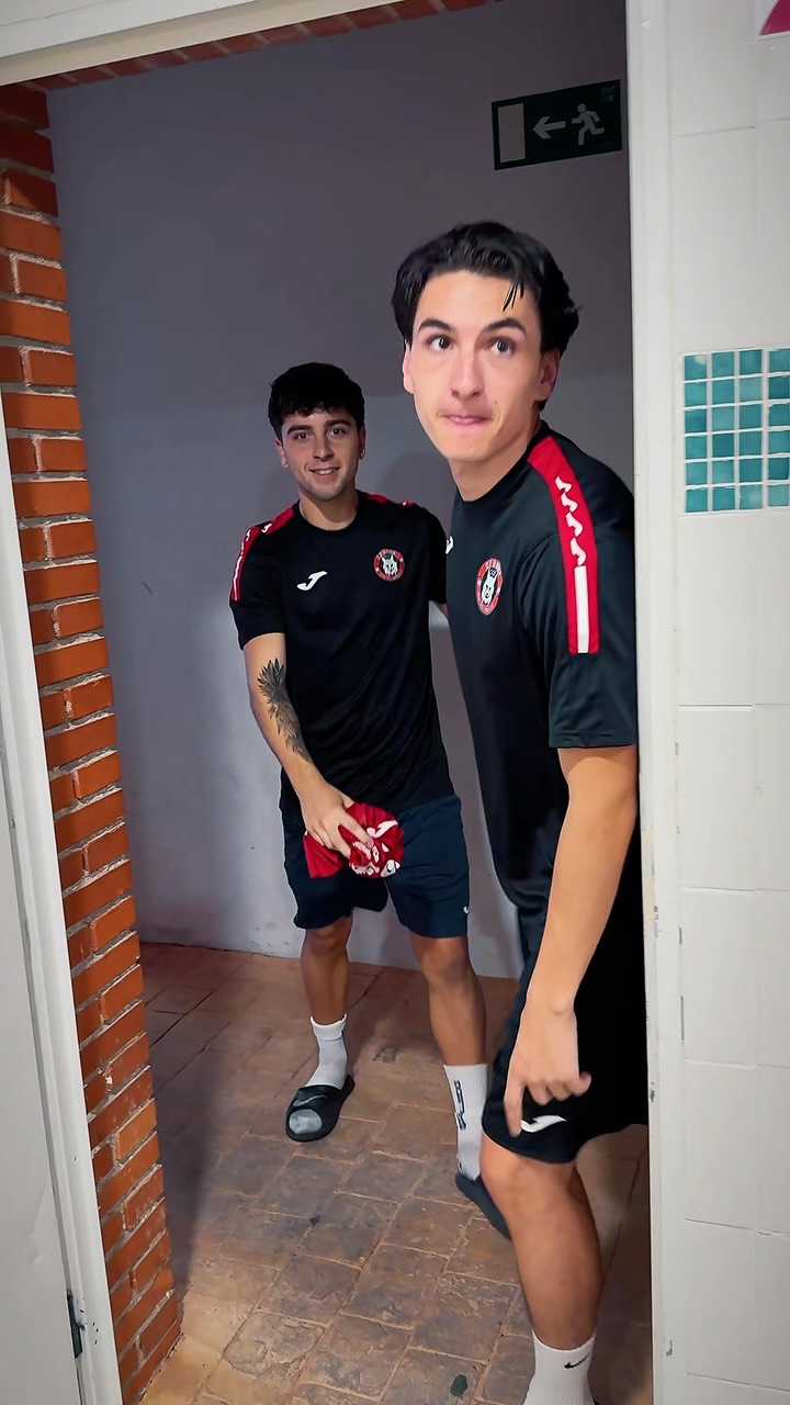 🔴 Así “cazamos” a los fichajes.
@albert7_jr se tiñe de rojo.
Somos Unión. Somos Villanueva del Pardillo.