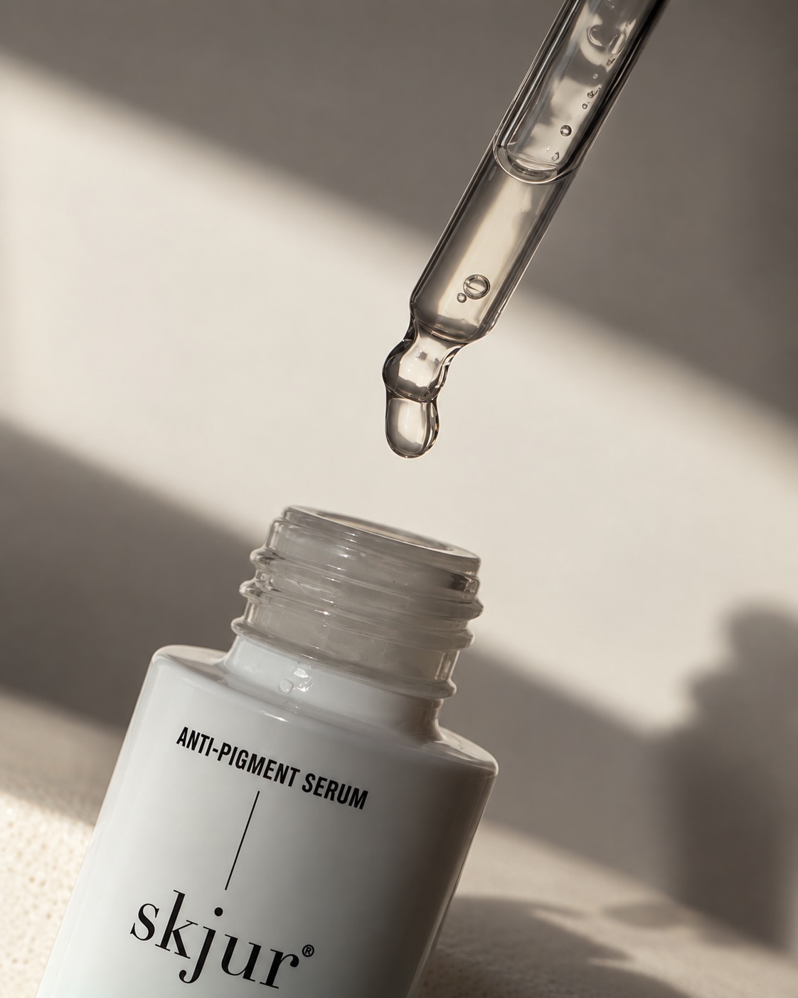 Pigmentflecken? Mach sie nicht zu deinem neuen Normal. ✨
Das skjur® Anti Pigment Serum setzt auf 10 % Niacinamid, Cutiguard CLR™ und Glycoin®, um Pigmentflecken und Rötungen sichtbar zu reduzieren und einen ebenmäßigeren Hautton zu unterstützen.
Leicht. Parfümfrei. Auch für sensible Haut geeignet.
Jetzt auf skjur.shop entdecken. 🤍
#skjur #pigmentflecken #niacinamid #hautpflege