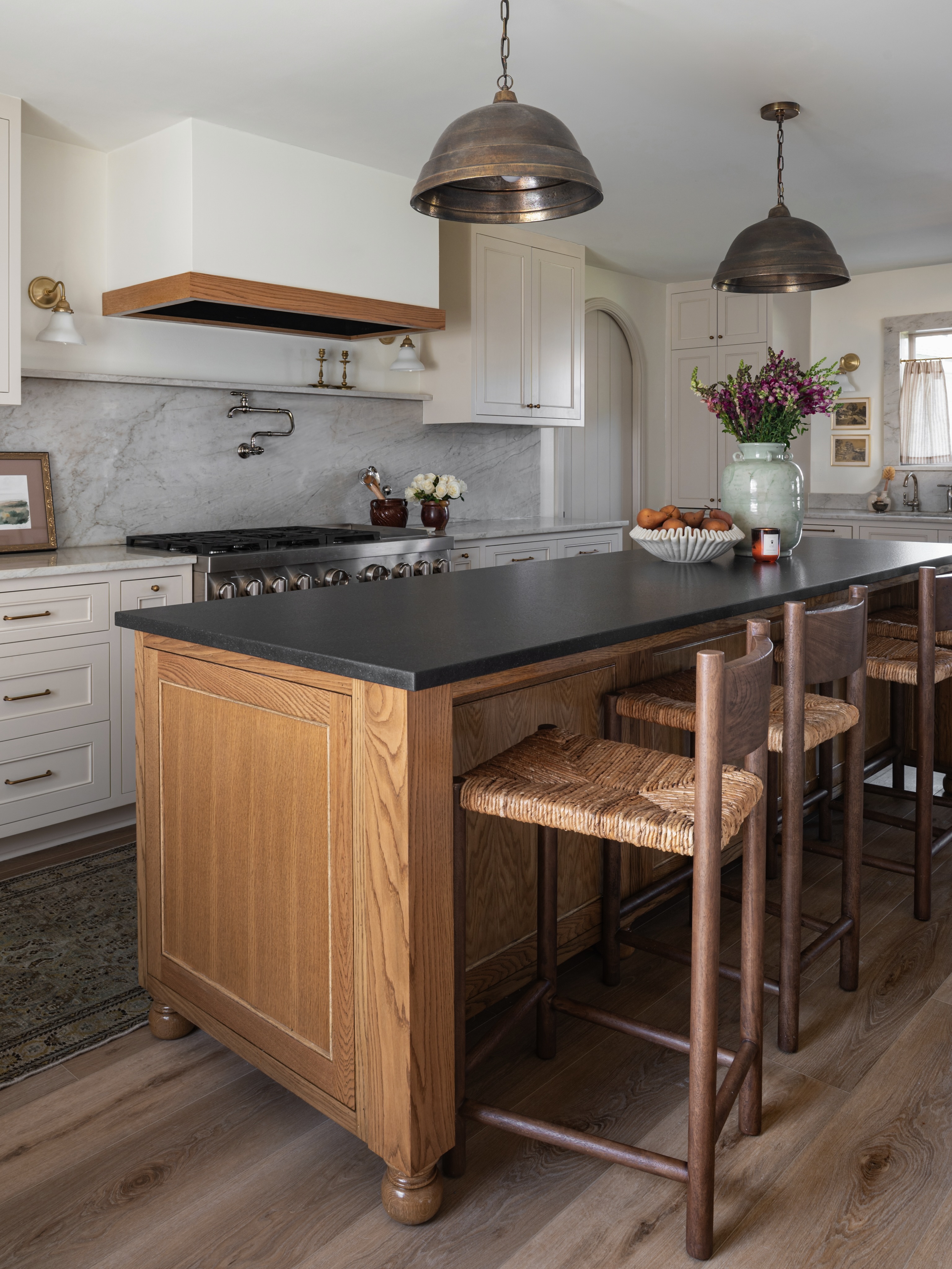 We’ll never get tired of these kitchens.
Different homes, different personalities, but the goal is always the same: create a kitchen that works beautifully for everyday life and still feels completely connected to the rest of the home.
Swipe through a few favorites. 🤎