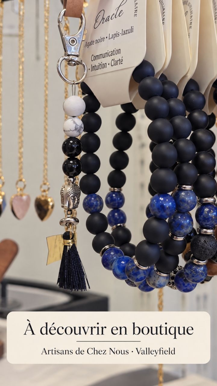 Tu aimerais découvrir mes créations en personne? Viens faire un tour à la boutique @artisans_de_chez_nous ✨
Tu pourras voir mes bracelets et mes colliers de près, prendre le temps de choisir celui qui t’attire… et découvrir aussi mes bougies et mes cubes de cire. Peut-être que tu y trouveras un petit coup de cœur pour toi ou un cadeau pour quelqu’un que tu aimes. 🤍
📍 21, rue du Marché, à Salaberry-de-Valleyfield
Si tu passes en boutique, viens me dire quelle création a attiré ton regard! 🥰
Signé Delmaire ✨
