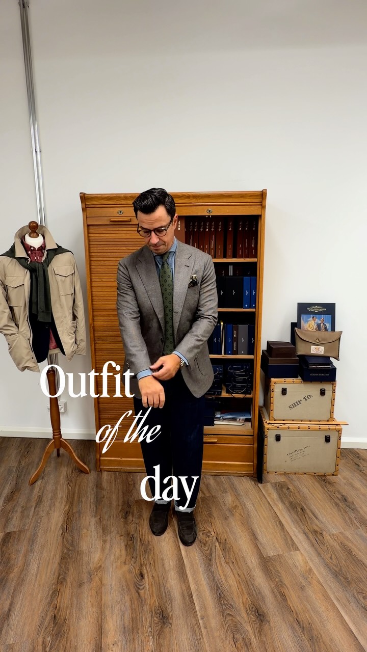 Fall dressing made easy. 🍁
A super lightweight jacket crafted from Drapers Featherweight Flannel by @vitalebarberiscanonico1663 , styled with a denim shirt, selvedge jeans, a wool tie @drakesdiary , and suede loafers.
Relaxed, comfortable, and effortlessly refined. One of my favorite autumn combinations.
#madetomeasure #mtmjacket #tie #denim #madetomeasureshirts