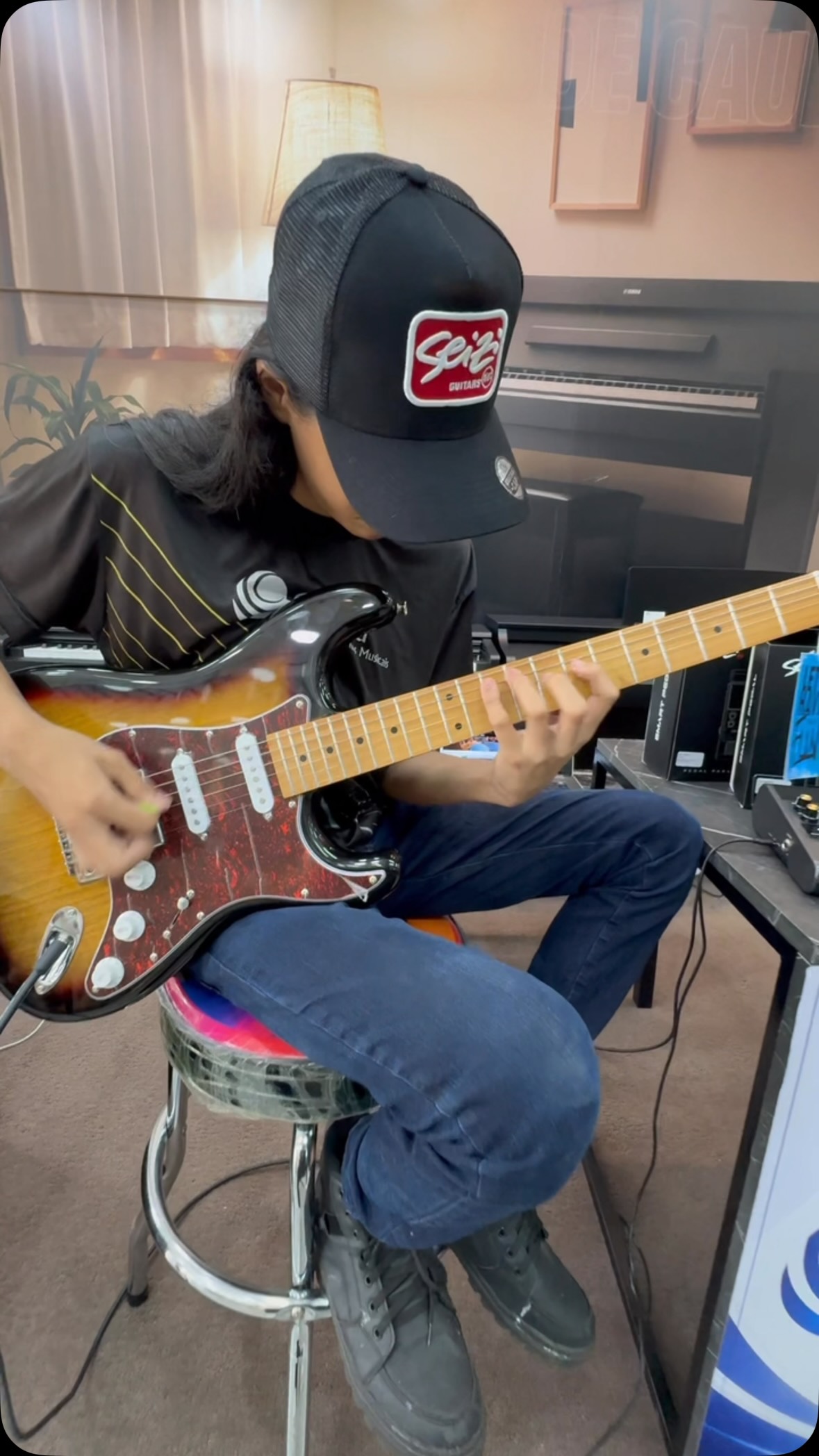 A Seizi Vintage Budokan FUN fala por si ✨
Dessa vez, o Ariel mostra na prática a versatilidade e a personalidade da Seizi Fun Strato HSS Vintage Budokan — visual clássico, configuração HSS e muita presença sonora. 🔥
E o melhor: tem cor para todos os estilos.
Surf Green • Honeyburst • Light Cream • Shell Pink • Sunburst • Daphne Blue • White Pearl
Acompanha BAG 🔥
Qual delas seria a sua? 👀
📍 Disponíveis aqui na Carioca Instrumentos Musicais
💰 A partir de R$ 1.549,00
#Seizi #SeiziGuitars #Budokan #SeiziFun #Guitarra