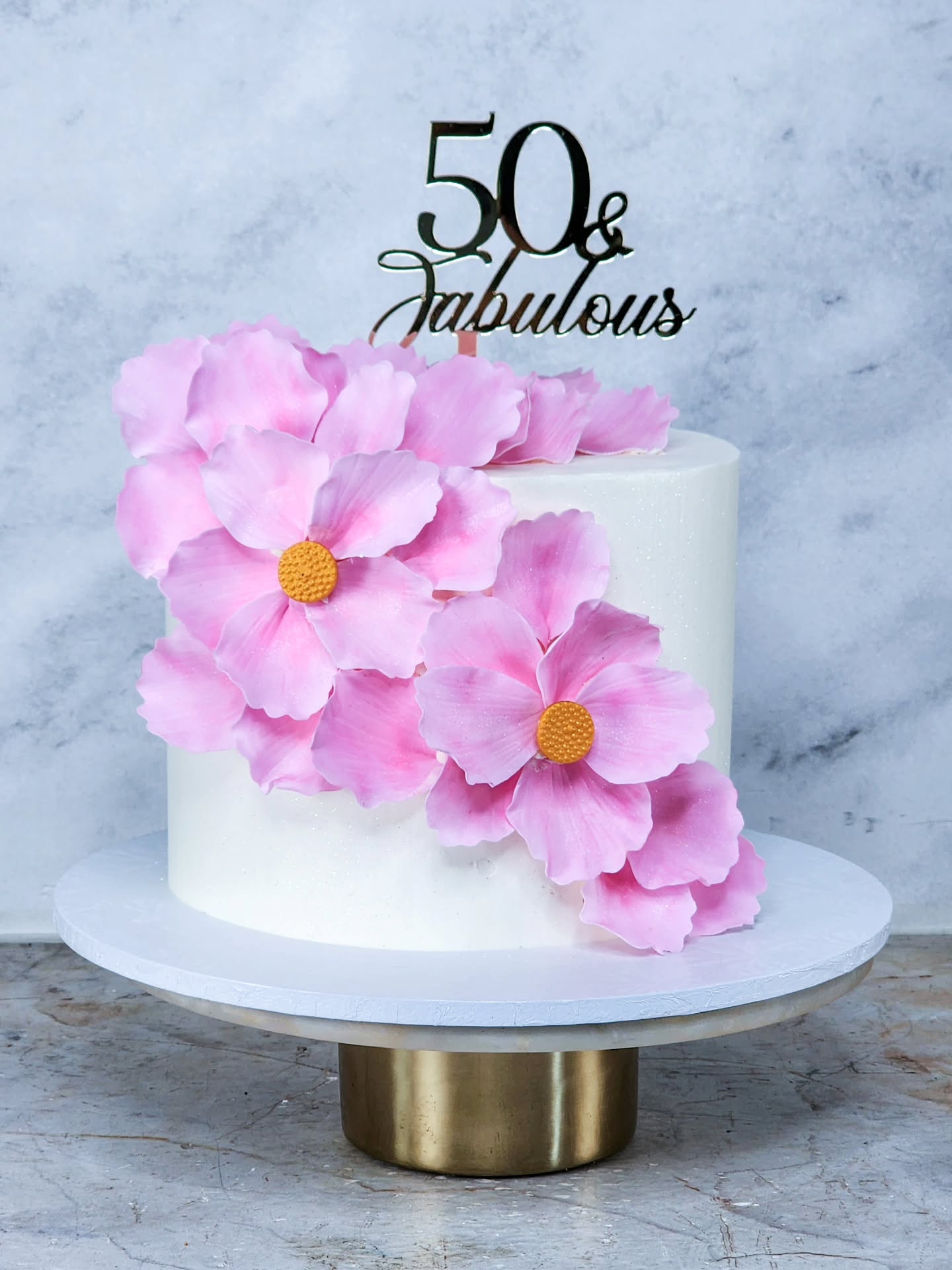 50 & Fabulous πΈ
Celebrating a Milestone Birthday
Eggless Vanilla Cake with Strawberry Compote and smooth creamy buttercream.
Decoeated with lovely Sugar petals
#50thbirthdaycake #milestonebirthday #EgglessCake #Marlenebakes #Midrandbaker