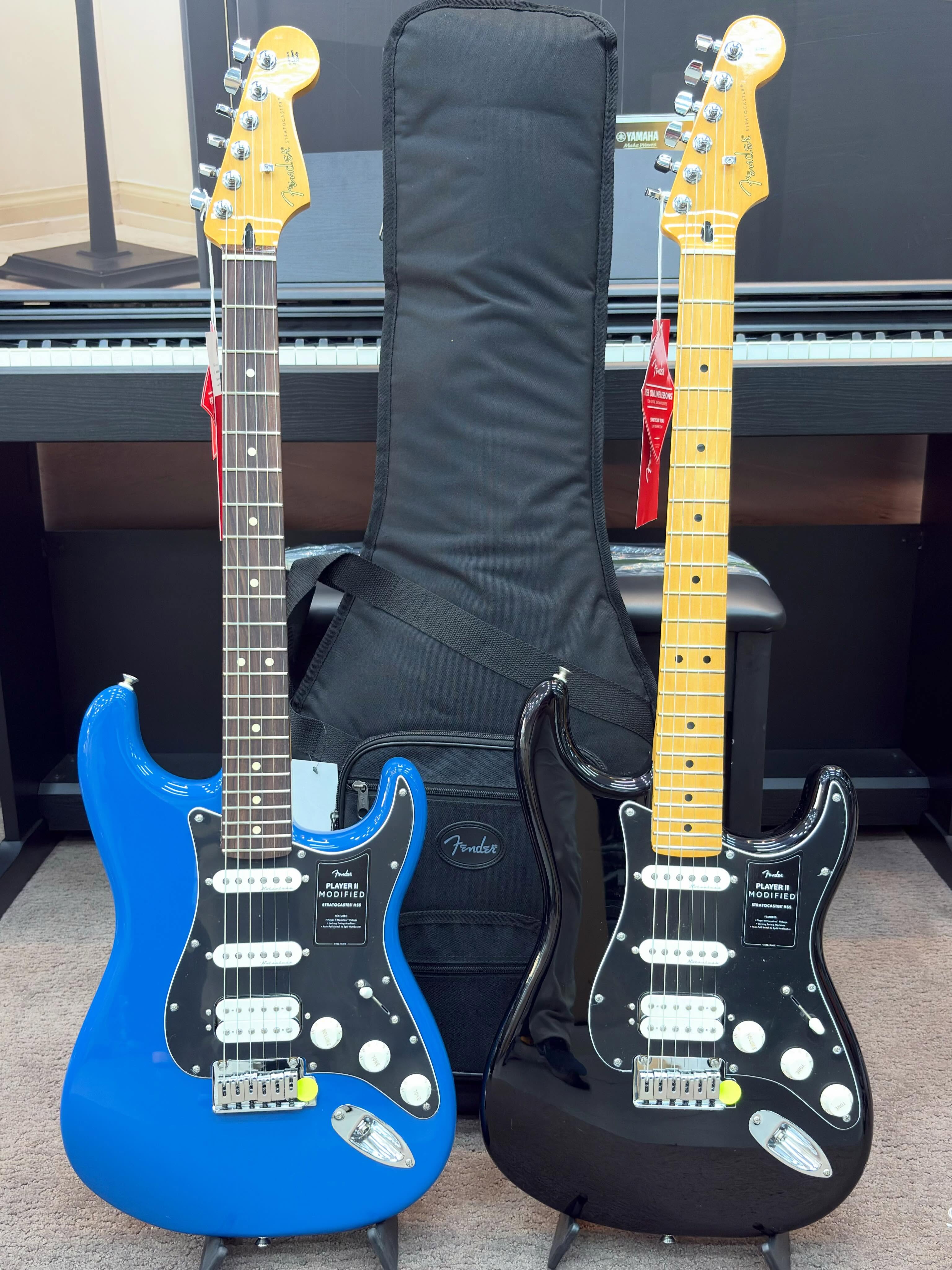 🎸 Fender Player II Modified Stratocaster HSS | Duas versões, a mesma essência Fender
Chegaram duas versões incríveis da Fender Player II Modified Stratocaster HSS, produzidas no México: Eletric Blue e Black Dusk.
A Player II Modified mantém a identidade tradicional da Stratocaster, mas incorpora recursos modernos que ampliam bastante sua versatilidade.
⚡ Principais destaques:
• Corpo em Alder
• Configuração de captadores HSS
• Humbucker Player II Modified na ponte
• Captadores Player II Noiseless™ Strat® no braço e meio
• Coil Split via Push/Pull, transformando o humbucker em uma opção de timbre mais próxima de single coil
• Controle de volume com Treble-Bleed
• Ponte tremolo sincronizada de 2 pivôs
• Tarraxas Fender locking
• Pestana TUSQ™
• Braço em Maple, perfil Modern “C”
• Escala de 25,5” e 22 trastes Medium Jumbo
A Sunshine Yellow traz escala em Rosewood, visual moderno e extremamente marcante, enquanto a 3-Color Sunburst combina a estética Fender mais tradicional com escala em Maple e escudo Tortoiseshell.
🎯 Uma guitarra extremamente versátil para blues, pop, funk, worship, rock e estilos mais pesados, combinando os timbres clássicos de Stratocaster com a força adicional do humbucker na ponte.
🇲🇽 Fender Made in Mexico
📍 Disponíveis à pronta entrega na Carioca Instrumentos Musicais.
#Fender #FenderPlayerII #PlayerIIModified #Stratocaster #FenderStratocaster