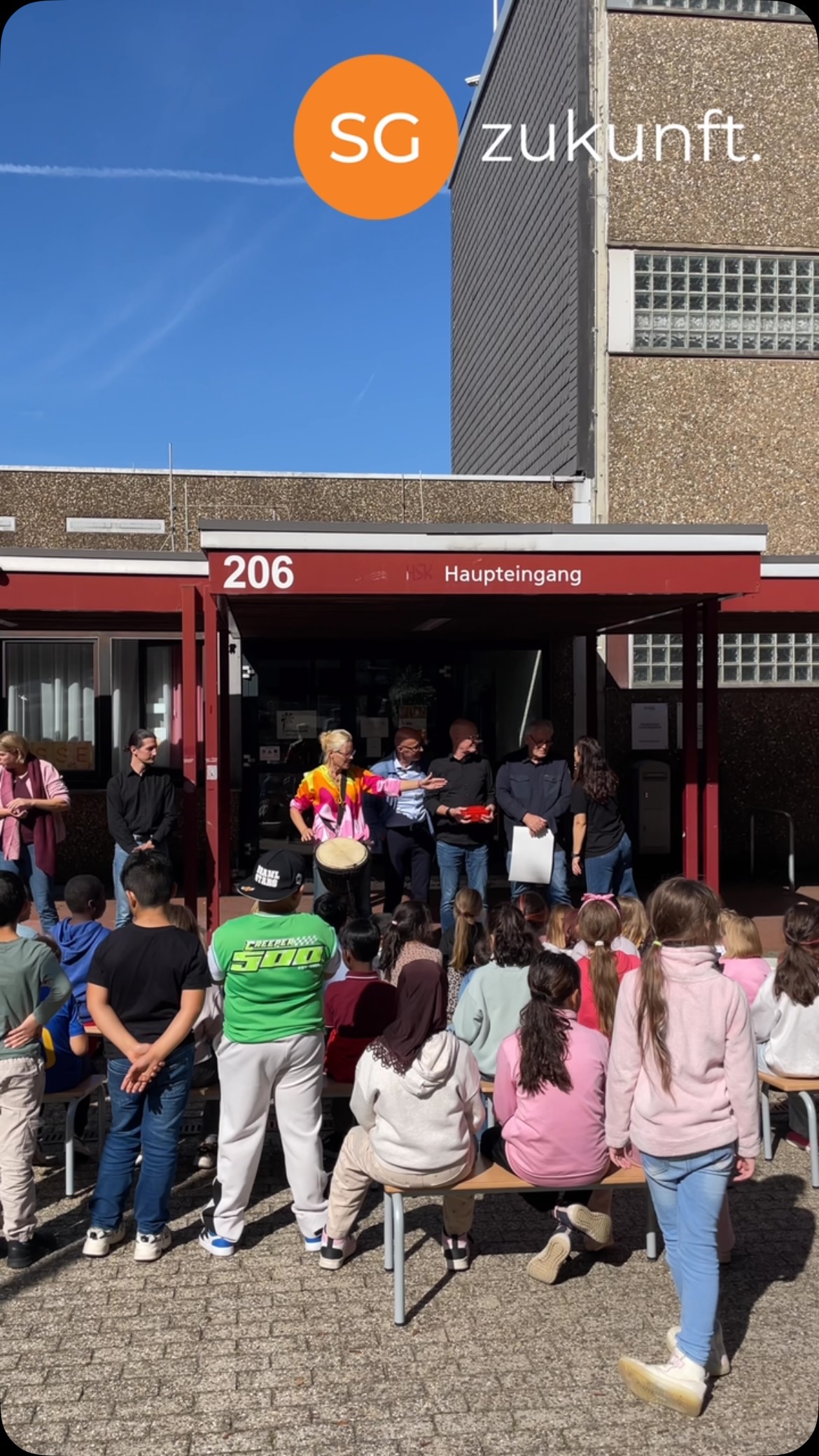 1.200 € für die Kinder der @grundschule_augustastrasse !
Beim Zöppkesmarkt haben wir mit dem Verkauf von Trödel 1.200 € gesammelt. Das Geld spenden wir an den Förderverein der Grundschule Augustastraße Solingen. Damit soll den Kindern unter anderem ein Besuch im Theater ermöglicht werden.
Bei der Übergabe wurden wir dann selbst überrascht: Die Kinder hatten ein tolles Ständchen und ein Trommelarrangement vorbereitet. Ein wirklich wunderschöner Moment, mit dem wir so nicht gerechnet hatten!
Ein ganz großes Dankeschön an die Grundschule Augustastraße, den Schulleiter, Frau Buchmüller und alle, die bei der musikalischen Umsetzung geholfen haben. Und natürlich ganz besonders an die Kinder, die uns mit ihrer Musik eine riesige Freude gemacht haben!
Danke auch an alle, die unseren Trödelstand beim Zöppkesmarkt besucht und damit diese Spende möglich gemacht haben.
Musik verbindet – und gemeinsam können wir etwas bewegen. 🧡