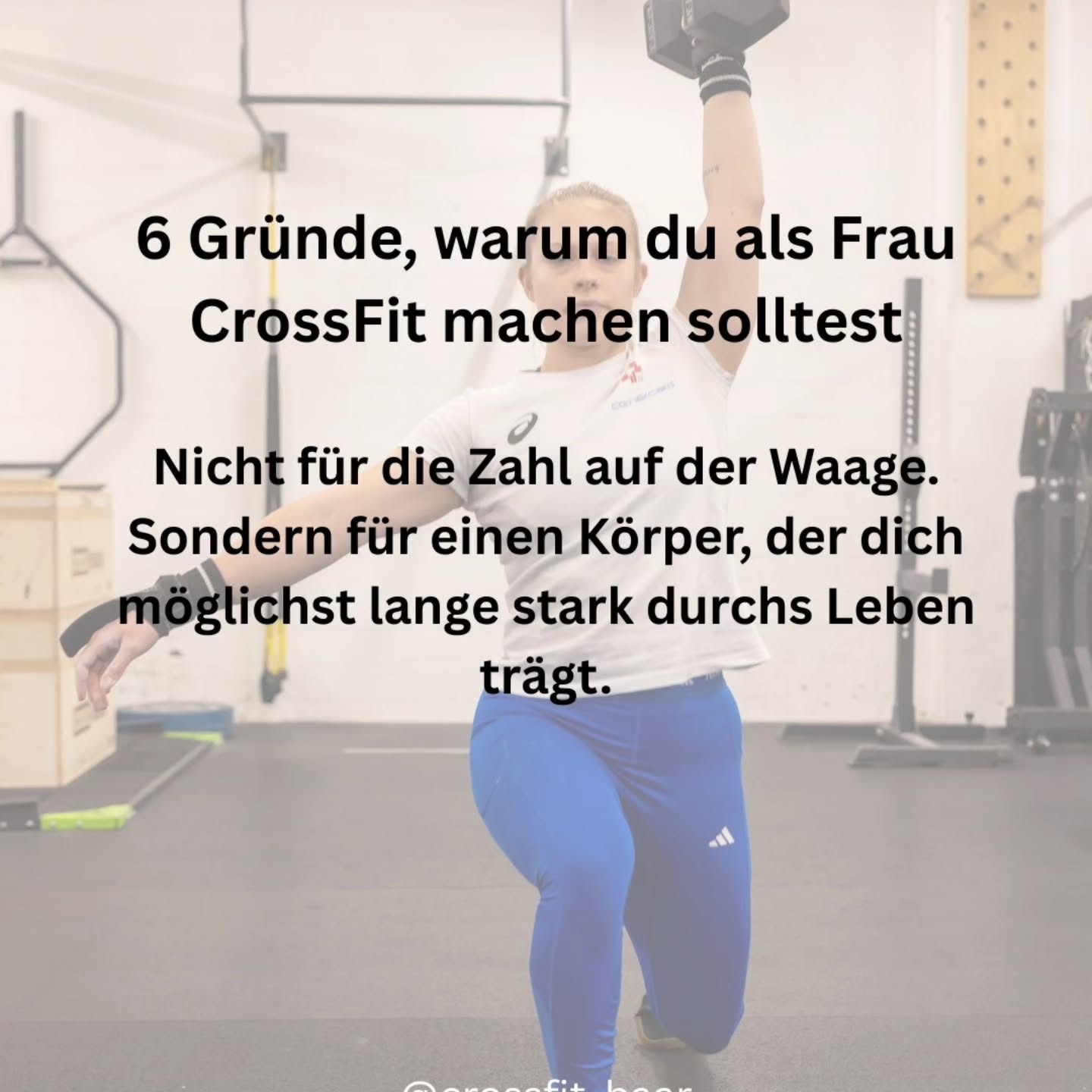 Warum sollten gerade Frauen CrossFit machen?
Beim Training für Frauen geht es noch viel zu oft um Kalorien, Gewicht und darum, möglichst schlank zu sein.
Dabei gibt es so viele wichtigere Gründe, Krafttraining zu machen – und einige davon werden mit zunehmendem Alter sogar noch wichtiger.
Starke Knochen. Muskelmasse erhalten. Den Körper während und nach den hormonellen Veränderungen der Wechseljahre gezielt unterstützen. Kraft, Ausdauer und Beweglichkeit behalten. Und vor allem einen Körper aufbauen, auf den wir uns auch in 20, 30 oder 40 Jahren noch verlassen können.
Denn vielleicht interessiert uns irgendwann nicht mehr, wie viel Gewicht auf der Hantel liegt.
Aber wir möchten unsere Einkäufe noch selbst tragen, Treppen steigen, vom Boden aufstehen, reisen und möglichst lange selbstständig und aktiv bleiben.
Genau dafür trainieren wir heute.
Und falls du denkst, du müsstest erst fit sein, bevor du mit CrossFit anfangen kannst: Nein. 😉
Du wirst fit, weil du anfängst.
Bei CrossFit Baar passen wir jede Übung an dich und deinen aktuellen Trainingsstand an – egal, ob du 25, 45 oder 65 bist.
👉 Lust, es auszuprobieren? Melde dich bei uns.
#crossfitbaar #frauenundkrafttraining #starkab40 #krafttrainingfürfrauen #healthyaging