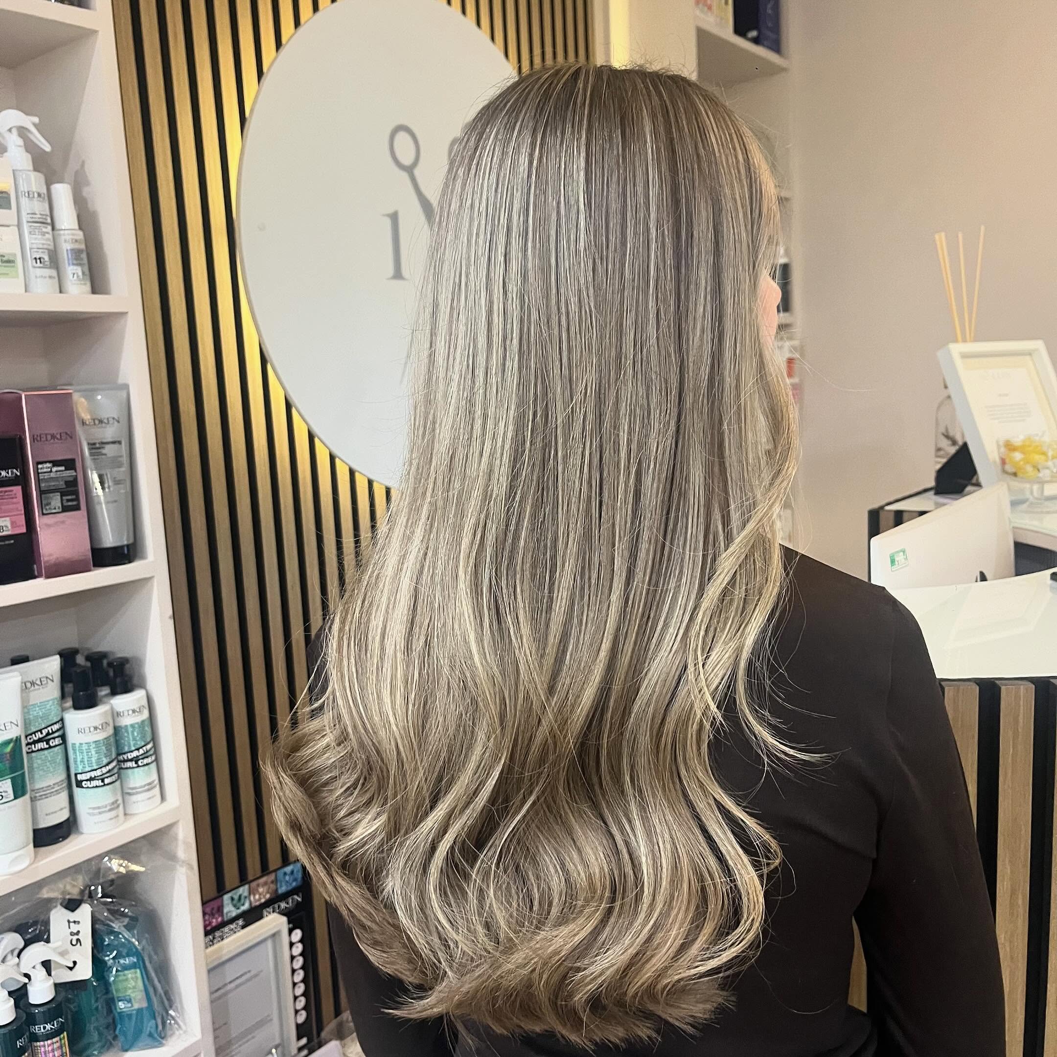 Halo foils and Cut & Blowdry created by Ellie 🤍
➡️ Swipe to see the process
☎️ 01322292999
#redken #redkenshadeseq #redkenobsessed #redkencolor #blondeiqlightener