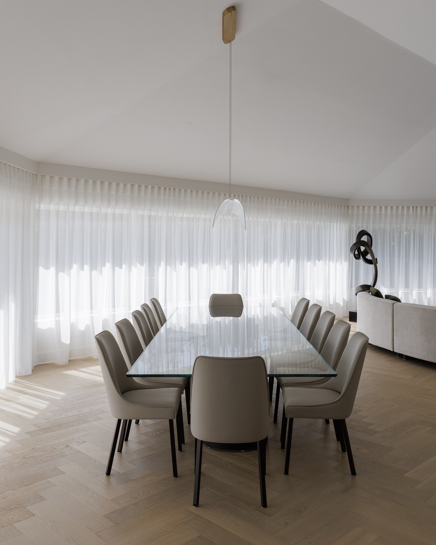 Glass table, soft drapery — hard and soft doing what they do best in the same room. We love finding that kind of balance — come show us your space and let's find yours.
#mtlblinds #sheercurtains #diningroomdesign #windowtreatments