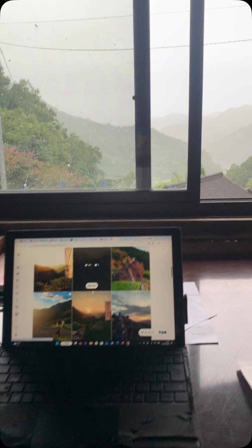 I was going to fertilize my tea fields today, but with this weather, I gave up and switched to desk work instead. It’s actually not so bad to have a day like this once in a while.#rainy-day #skyteahouse #yame