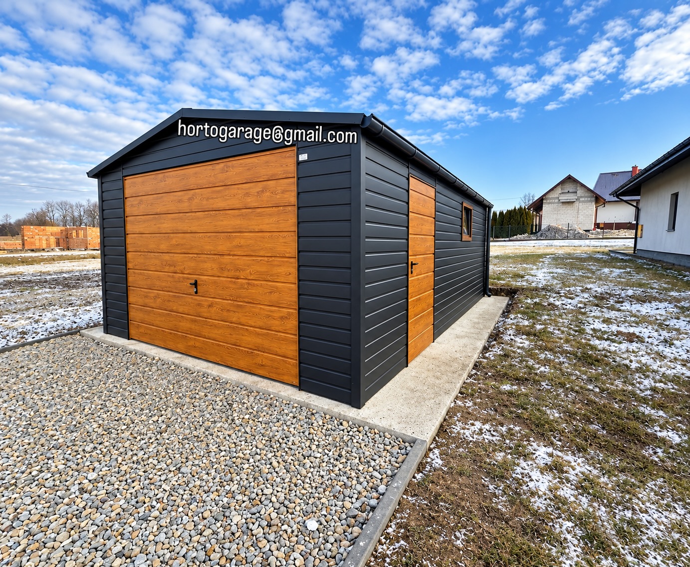 Wir stellen Ihnen unsere Garage vor
📏Abmessungen: 4 × 6 m, Firsthöhe 2,8 m
Farbe: graphitgrau mit Elementen in der Farbe „goldene Eiche“
🚪🔩Konstruktion: aus verzinktem Stahl, gefertigt aus robusten Stahlprofilen. Satteldach mit Dachrinne.
✅Vorteile: langlebige und stabile Konstruktion, ansprechendes Design, funktionale Seitentüren und Fenster.
🚗🧰🎿Verwendung: ideal zur Unterbringung von Autos, Werkzeugen, Gartengeräten oder als zusätzlicher Lagerraum.
💻📲👨💻 eine ähnliche Garage oder andere Details wünschen, mailen Sie hortogarage@gmail.com, gehen Sie auf den Link in der Bio oder rufen Sie an
📞 +49 177 4242452
📞 +49 152 246 74 361