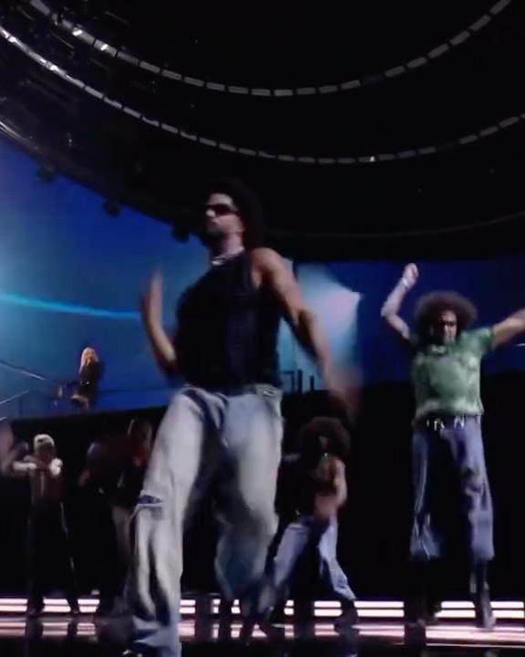 Première ouverture des VMAs with @madonna pour célébrer Confessions II, sur les morceaux de Bring Your Love et Dancetaria. Immense plaisir de venir avec 19 danseurs.euses de la troupe MazelFreten, de partager notre esthétique electro dance/hiphop à travers des événements de dingue.
Choreographers : @sergiovsreis @damienjalet @laura_nala5 @malboneige
Mazelfreten Dancers : @__tataaya , @herveana , @bill_lebottier_ , @killasonkilla , @thea_zahara , @adrienvexus , @manuelaemrose , @alicelemonnier_ , @vision_gdsn , @jaddow , @elsa_prg , @lekeass , @celeste_hrbx , @nicomailho , @saradrde , @akcielgonzalez_ , @syndy.rsl
Manager : @carlinepop