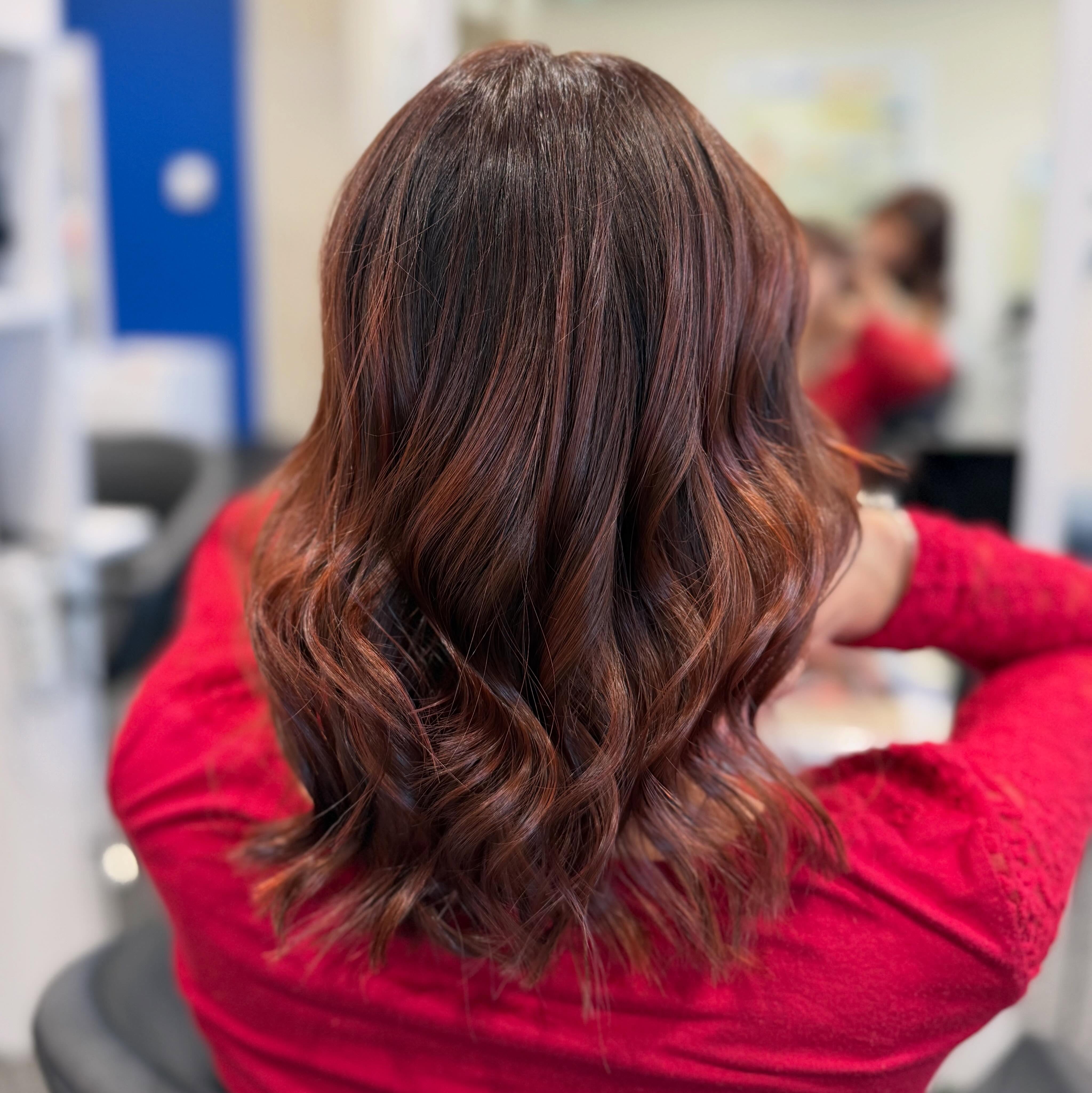 🍂 L’automne est là, et chez Ryanhair, on le sait ! 🍁
Réservez dès maintenant votre changement de look pour l’automne. ✨💇♀️
Par : Martha
Ryanhair Massen
#luxembourg #salondecoiffure #balayage
