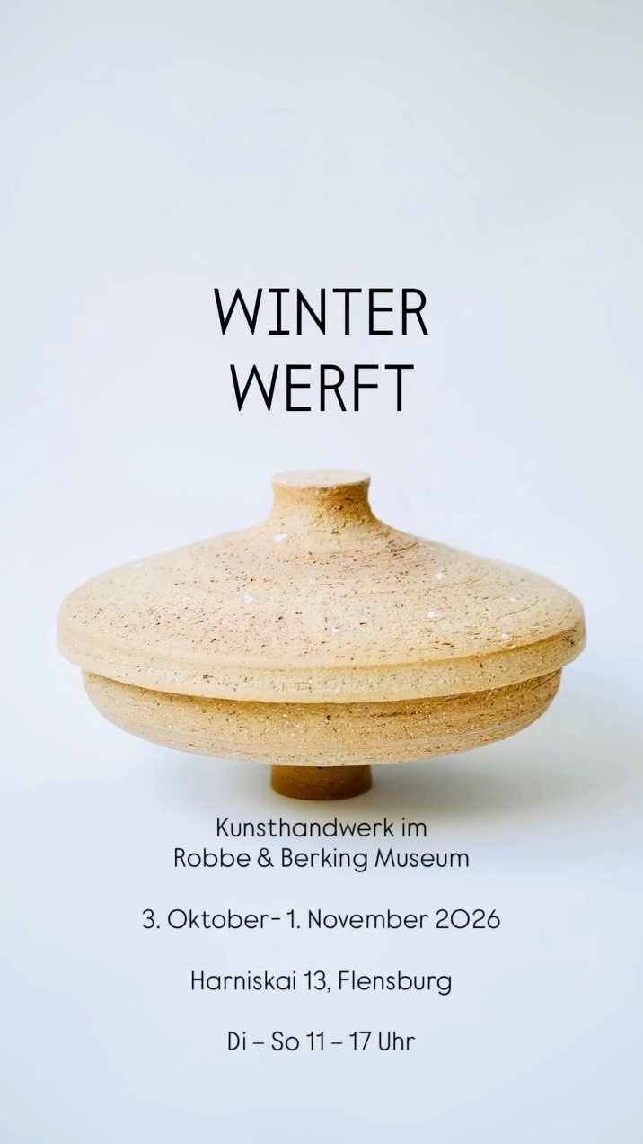 Ich freue mich sehr, bei der WINTER WERFT im Robbe & Berking Museum in Flensburg mit dabei zu sein.
Bei der mittlerweile siebten Ausgabe der WINTER WERFT präsentieren rund 40 Kunsthandwerkerinnen und Kunsthandwerker ihre Arbeiten. Von Keramik, Holz, Silber, Kupfer und Glas bis hin zu Papier, Wolle und vielem mehr erwartet euch eine vielfältige Auswahl an besonderem Kunsthandwerk.
Es ist mir eine große Freude, Teil dieser besonderen Ausstellung zu sein. Vielleicht schaut ihr ja vorbei und entdeckt meine Arbeiten dort.
Während der Ausstellung gibt es außerdem ein kleines Pop-up-Café.
WINTER WERFT
Harniskai 13, Flensburg
3. Oktober – 1. November 2026
Öffentliche Vernissage: 2. Oktober, 17 Uhr
Di – So, 11 – 17 Uhr
Am Dienstag, 27. Oktober bleibt die Ausstellung geschlossen.
·
I’m very happy to be part of WINTER WERFT at the Robbe & Berking Museum in Flensburg.
For the seventh edition of Winter Werft, around 40 artisans have once again been invited to present their work over the course of four weeks. From ceramics, wood, silver, copper and glass to paper, wool and much more, the exhibition brings together a diverse selection of exceptional craftsmanship.
It’s a great pleasure to be part of this special exhibition. Perhaps you’ll stop by and discover my work there.
A small pop-up café will also be open throughout the exhibition.
WINTER WERFT
Harniskai 13, Flensburg
October 3 – November 1, 2026
Public opening: October 2, 5 pm
Tuesday – Sunday, 11 am – 5 pm
Closed Tuesday, October 27
#handwerk
#flensburg
#robbe&berking
#keramikausstellung
