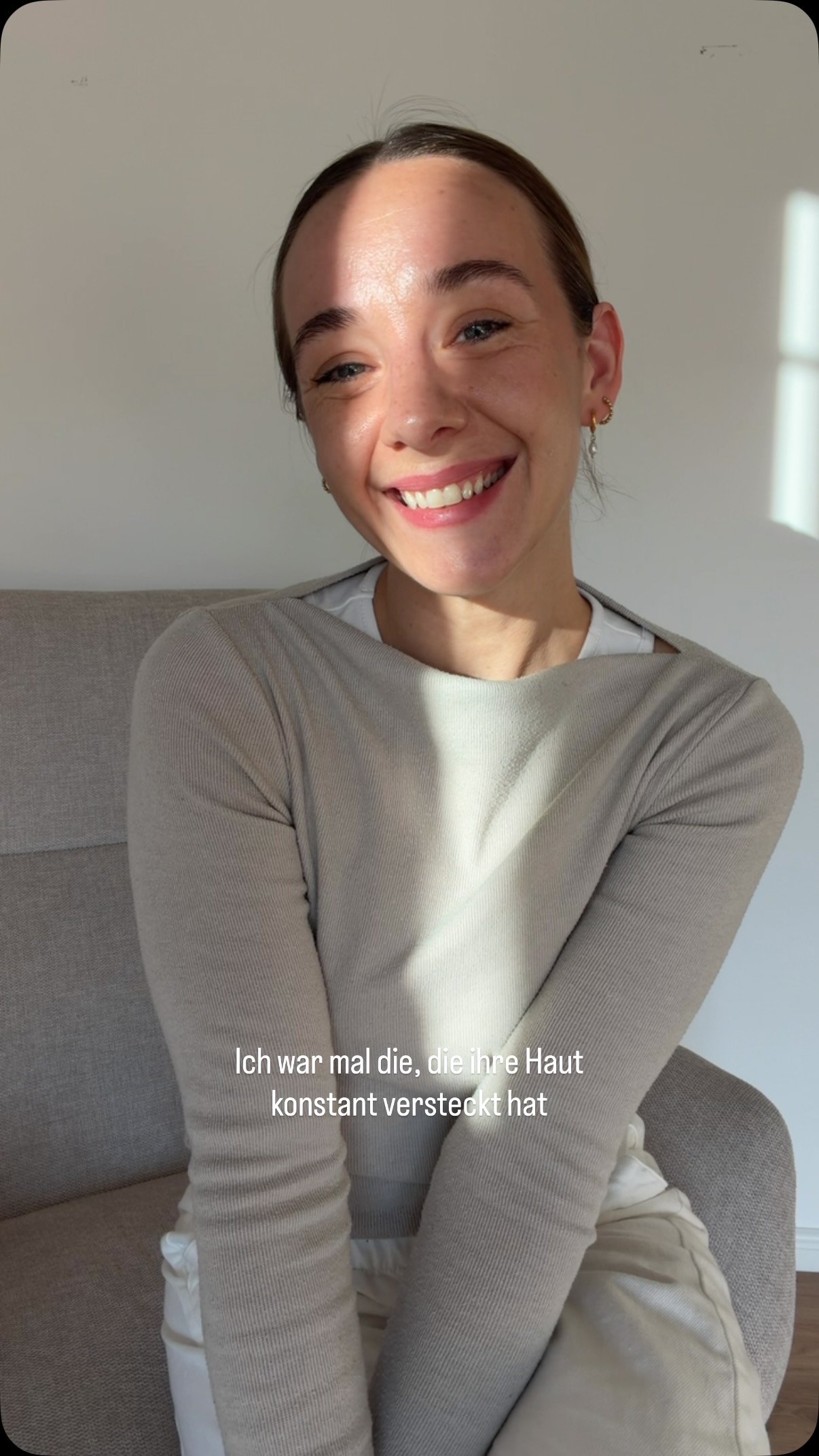 So sah meine Haut noch vor zwei Jahren aus, voller schmerzhafter Unreinheiten, faltig, trocken, fahl.
Ich hab gelitten und meine Haut versteckt unter Make-Up, unter Filtern. Ich hab mich nicht schön gefühlt und auch micht "vorzeigbar"
Meine Rettung?
Ich habe meinen Körper und auch meine Haut erinnert. Erinnert an die Natur.
Ich habe angefangen meinen Körper anders zu nähren, meinen Konsum bewusst zu beobachten und zu ändern, hab den Ayurveda und damit Ganzheitlichkeit in mein Leben gelassen und die Produkte von Ringana wiederentdeckt und konstant etabliert.
Das ist meine Haut heute und wenn du auch mal testen möchtest, ob das für dich funktioniert und eine ganzheitliche Beratung mit Ayurveda und den Produkten von Ringana empfangen willst, dann kommentiere mit
"HAUT"
@elisaheim_
HAUT
SKINCARE
AYURVEDA
GANZHEITLICHKEIT