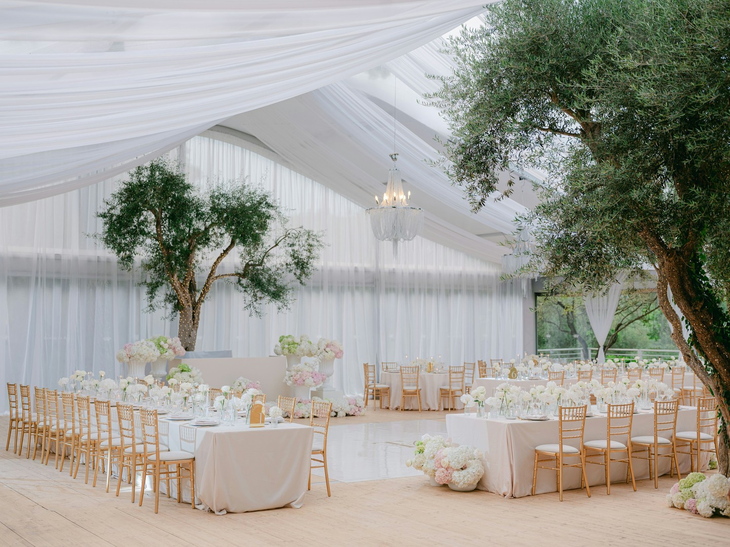 Notre Pavillon des Oliviers sublimé pour le mariage d’Alvina & Troy.
Notre tente de 400 m² est le parfait Plan B en cas de météo capricieuse… mais peut aussi devenir un véritable Plan A, offrant une toile exceptionnelle pour imaginer une réception et une scénographie aussi spectaculaires que celle-ci.
~
Our Pavillon des Oliviers, beautifully transformed for Alvina & Troy’s wedding.
Our 400 sqm marquee is the perfect Plan B for unexpected weather — but it can just as beautifully become the Plan A, offering an exceptional canvas for a celebration and a scenography as breathtaking as this one.
Planning & Design @wanderlustwedding
Venue @bastideduroy
Photographer @thomasaudiffren
Second shooter @jd.bascio
Videographer @radulovicfilm
Content creator @weddingdaycontentco
Florals @bee.flowers_
Catering @la_cinquieme_saisontraiteur
Bartending @propinobarevents
Muah @jm_honeyz
Saxophonist @joeziksax
String quartet @incantomusique
Audio visual & decor @dx_events
Rentals @options_nice @balmrental Traditional show hoang.nghi_official
Welcome venue @bellesrives
Fireworks @svpspectacles
Welcome dress @versace
#mariage #lieuevenementiel #evenements #weddingvenue #weddingdestination #eventvenue