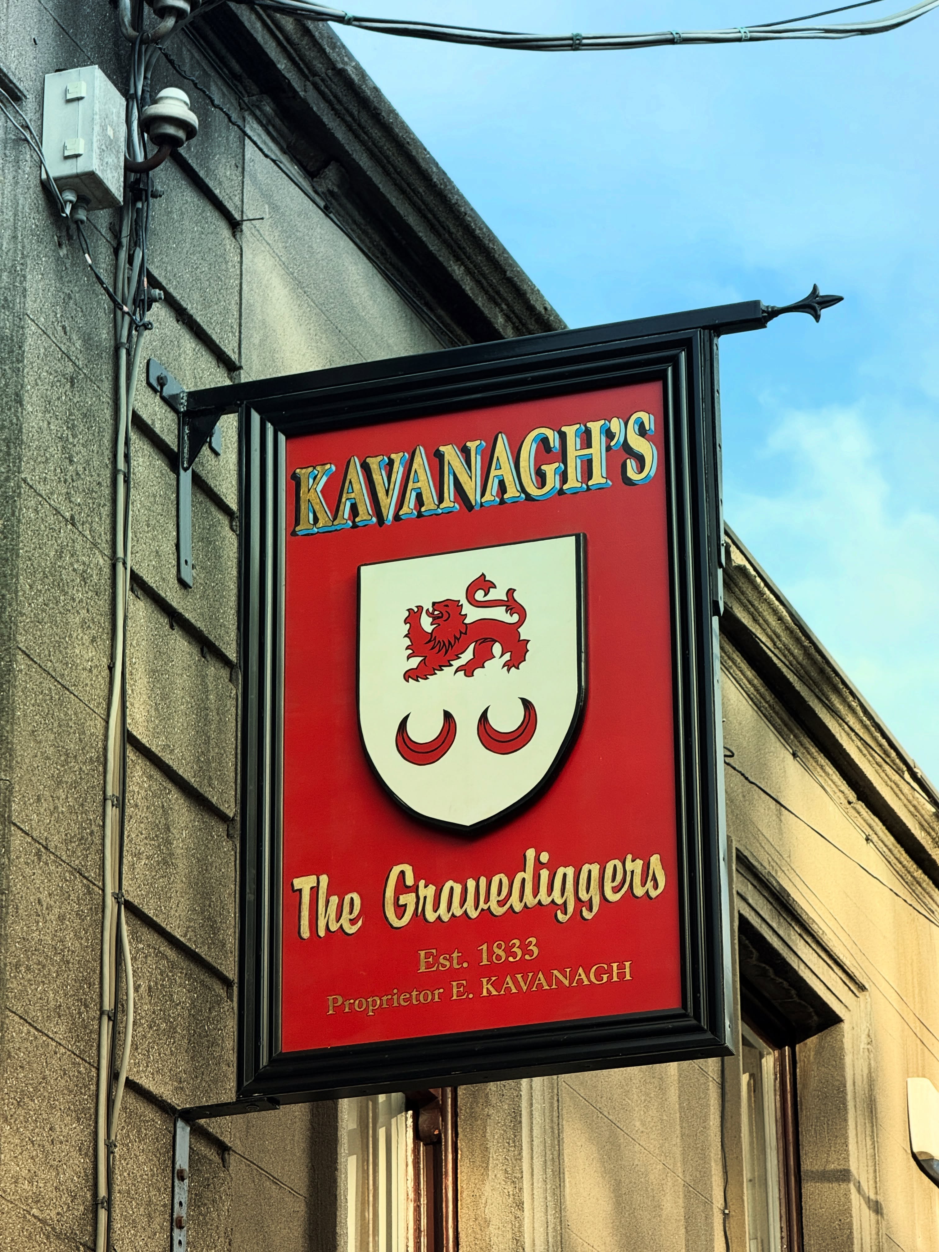 Kavanaugh’s The Gravediggers: greatest pub in the world. It shares a wall with Glasnevin Cemetery in Dublin, Ireland, right next to the gate. It got its name because it’s where the gravediggers came to get a pint after a hard day’s work. 🍺🪦
.
#gravediggers #pub #ireland #cemetery