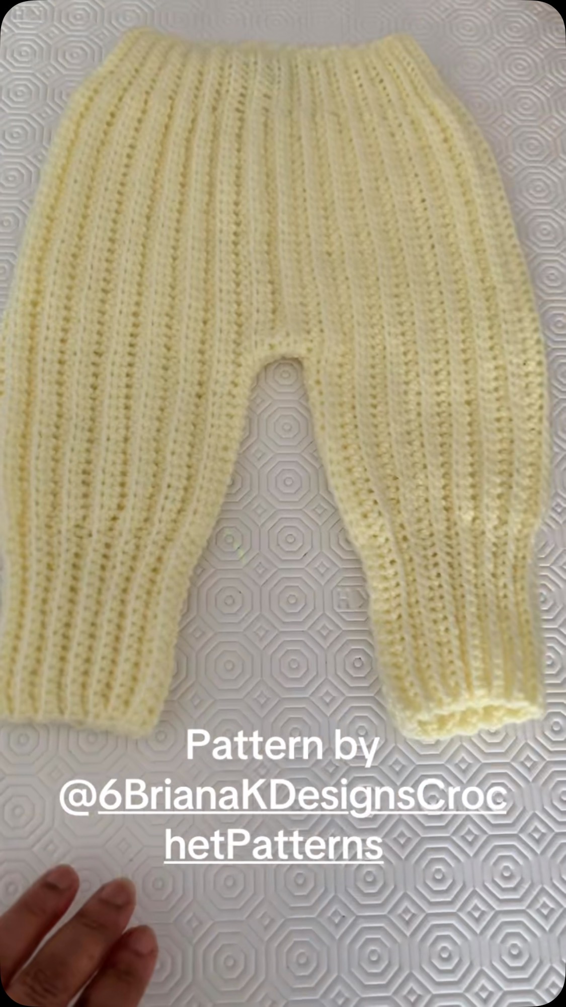 Crochet Baby Pants In Colours. #crochet #crochetbabyclothes #babyshower #babywear #babyboy