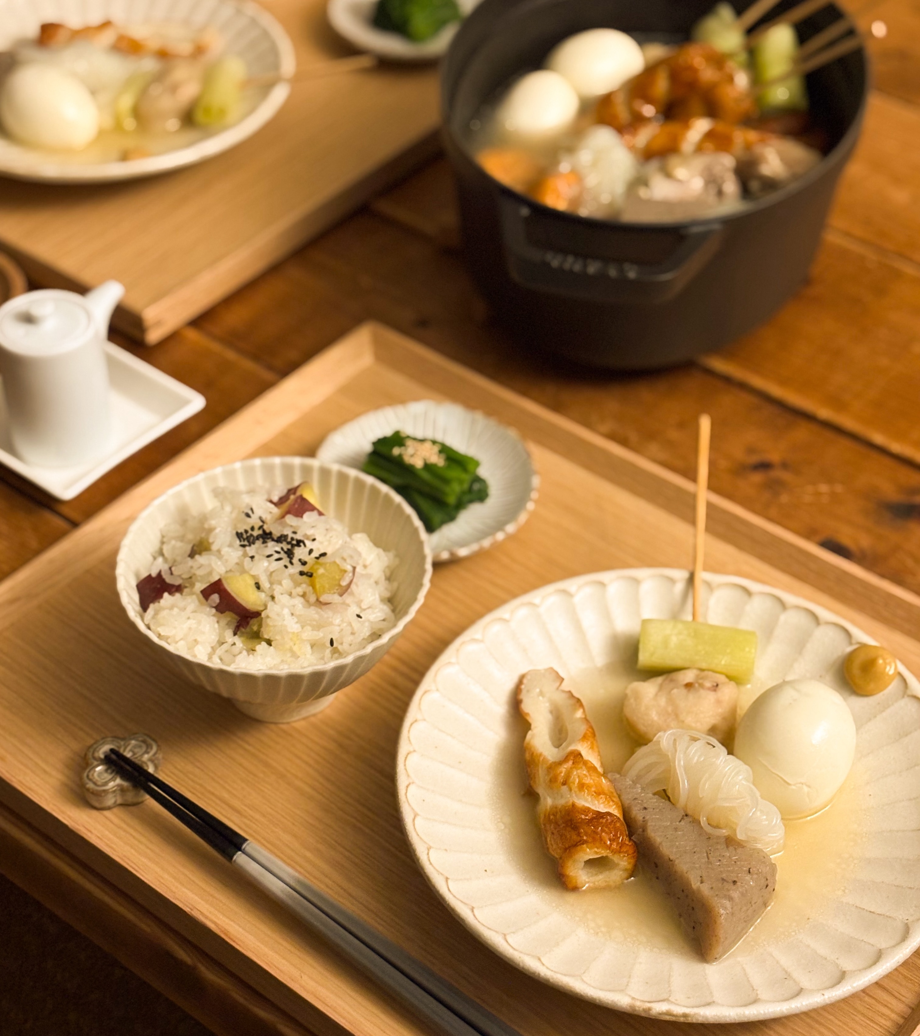 おでんの正解がわからない!鍋ひとつだと食卓が寂しい気がする!私も思ってました😅
おでんって地味だから素敵ですよね。その地味さに合うもの、何か欲しい。
野菜が足りない気がするから冬の野菜ほうれん草でお浸しを。このぐらいでよいです。ほうれん