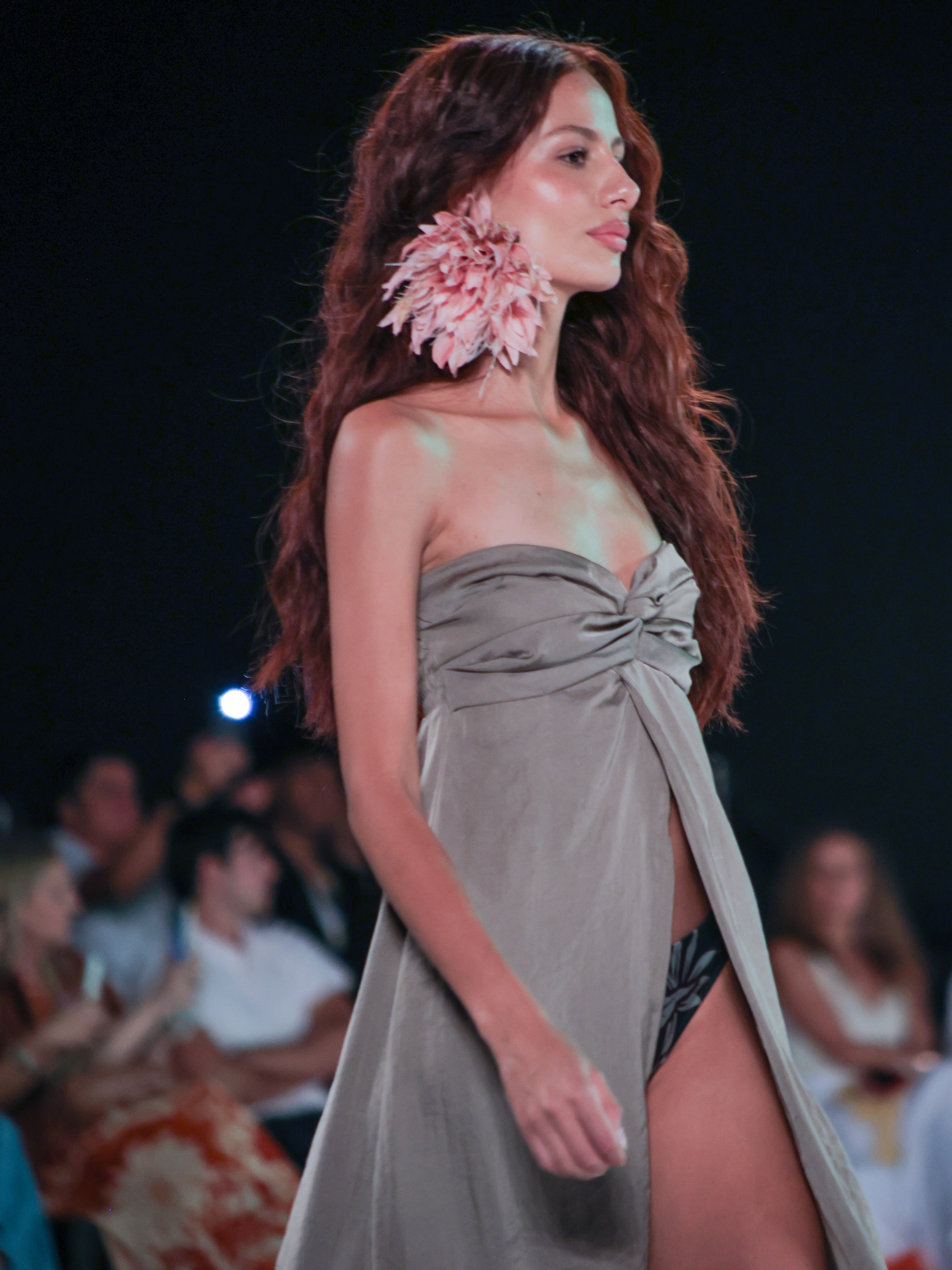 ▪️Pasarela: @eugeniafernandezofficial x @falabella_co
▪️Nota completa en Bloggaleriadearte.com
Esta iniciativa, enfocada en visibilizar y respaldar el talento de autor local, se convirtió en el escenario perfecto para fusionar la sensibilidad artística de la creativa sucreña con la escala comercial del gigante del retail.