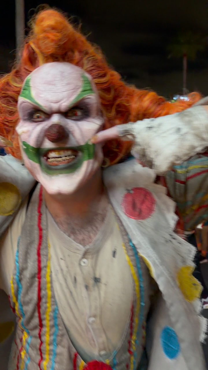 Happy Fright Day! 🤡
#halloweenhorrornightsorlando #universalorlando #halloween #clowns #hhn