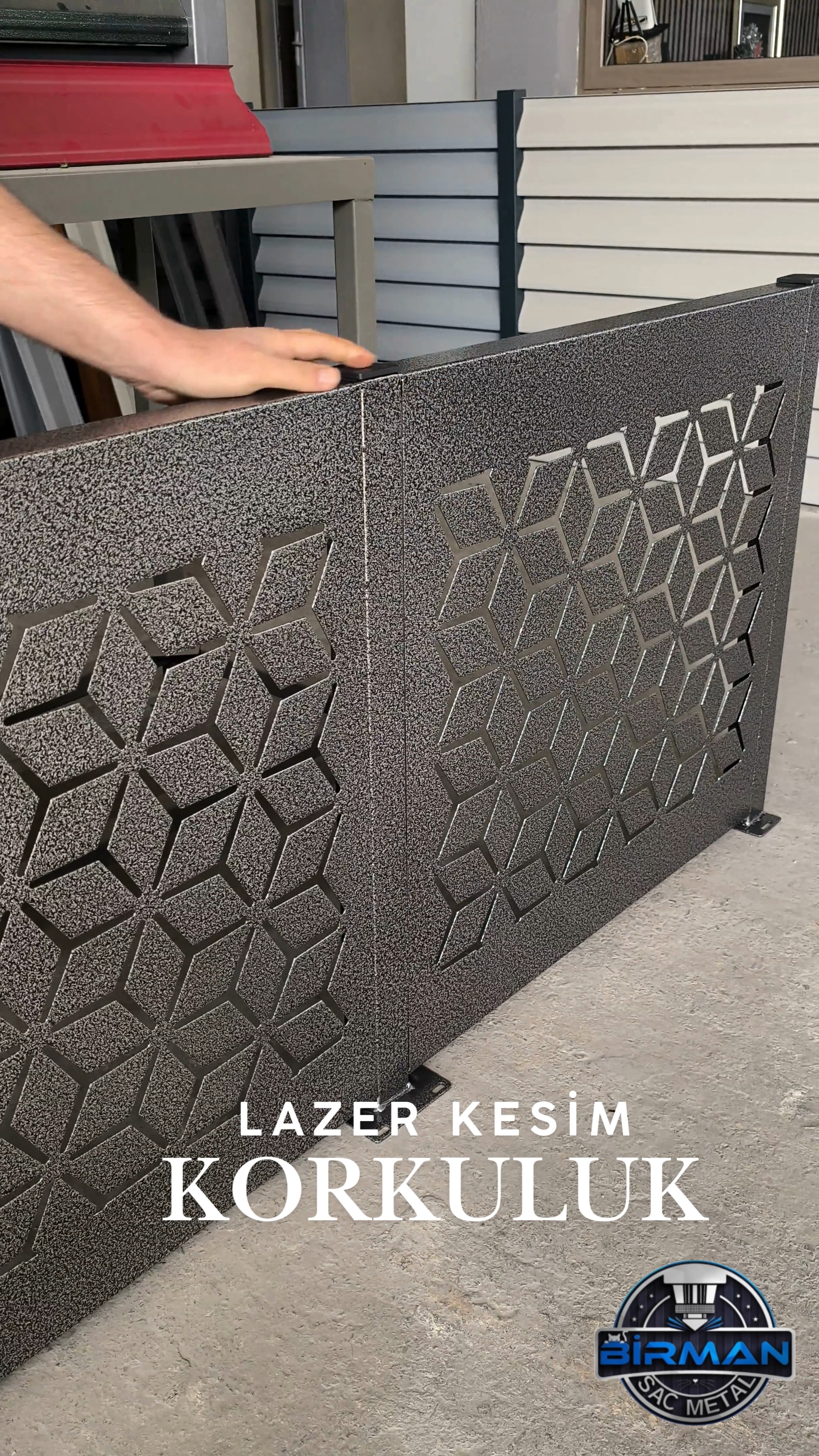 Proje 1 Bahçenize sadece korkuluk değil, yıllarca kullanacağınız sağlam bir sistem. Tamamen galvaniz çelikten üretilen lazer kesim korkuluklarımız, kaynaklı tek parça yapısıyla yüksek dayanım sunar. ✓ Tüm RAL renk seçenekleri ✓ Özel taş dokulu ve dövme boya alternatifleri ✓ Kaynaklı, tek parça sağlam konstrüksiyon ✓ Kolay ve...