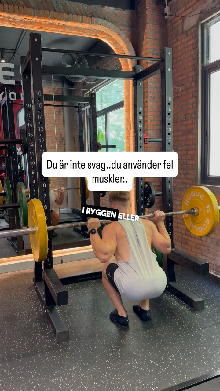 Två olika personer kan göra samma övning och få helt olika resultat..
Det handlar om vilka muskler kroppen använder.
Vi har flera lager av muskler, djupa muskler och ytliga muskler.
De djupa musklerna behövs framförallt för att ge stöd och stabilitet när de ytliga musklerna jobbar.
Om de djupa musklerna inte jobbar tillräckligt kommer kroppen istället att överanvända de ytliga musklerna..
Då brukar rörelser börja kännas stela och tröga och som att all belastning hamnar på vissa enskilda muskler..
Men du kan med rätt övningar ”lära” kroppen att använda de djupa musklerna mera!
Det är exakt vad jag kommer att visa mer av i min 5 dagars hållningsreset. Kommentera ”reset” om du vill ha mer info 👇🏻
#hälsa #träning #smärtfri #gym #knäböj
