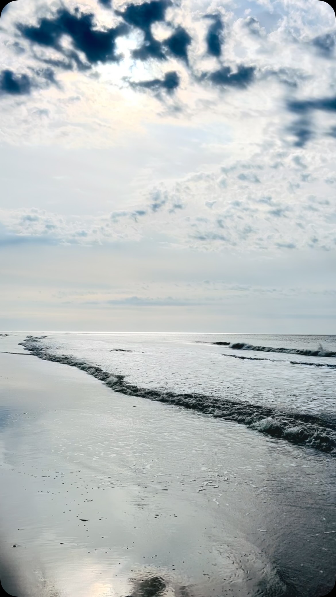 Aufs Meer schauen.
Wie die Wellen auf dich zurollen
und sich wieder zurückziehen.
Immer wieder.
An der Drehscheibe.
Wie der Ton beim Zentrieren mit dir kommt,
hochsteigt, sich wieder senkt
und dabei immer wieder seine Mitte findet.
Oder wie beim Atmen.
Ein Kommen.
Ein Gehen.
In deine Mitte atmen.
Einen Moment innehalten,
um wieder bei sich anzukommen.
Zentrierung.
Ruhe.
Klarheit.
In dir selbst.
Workshops: cl-ay.de
•
Watching the sea.
How the waves roll towards you
and pull back again.
Over and over.
At the pottery wheel.
How the clay rises with you as you center it,
then settles back down,
finding its center again and again.
Just like breathing.
An in-breath.
An out-breath.
Breathing into your center.
Pausing for a moment
to come back to yourself.
Centering.
Stillness.
Clarity.
Within yourself.
Workshops: cl-ay.de