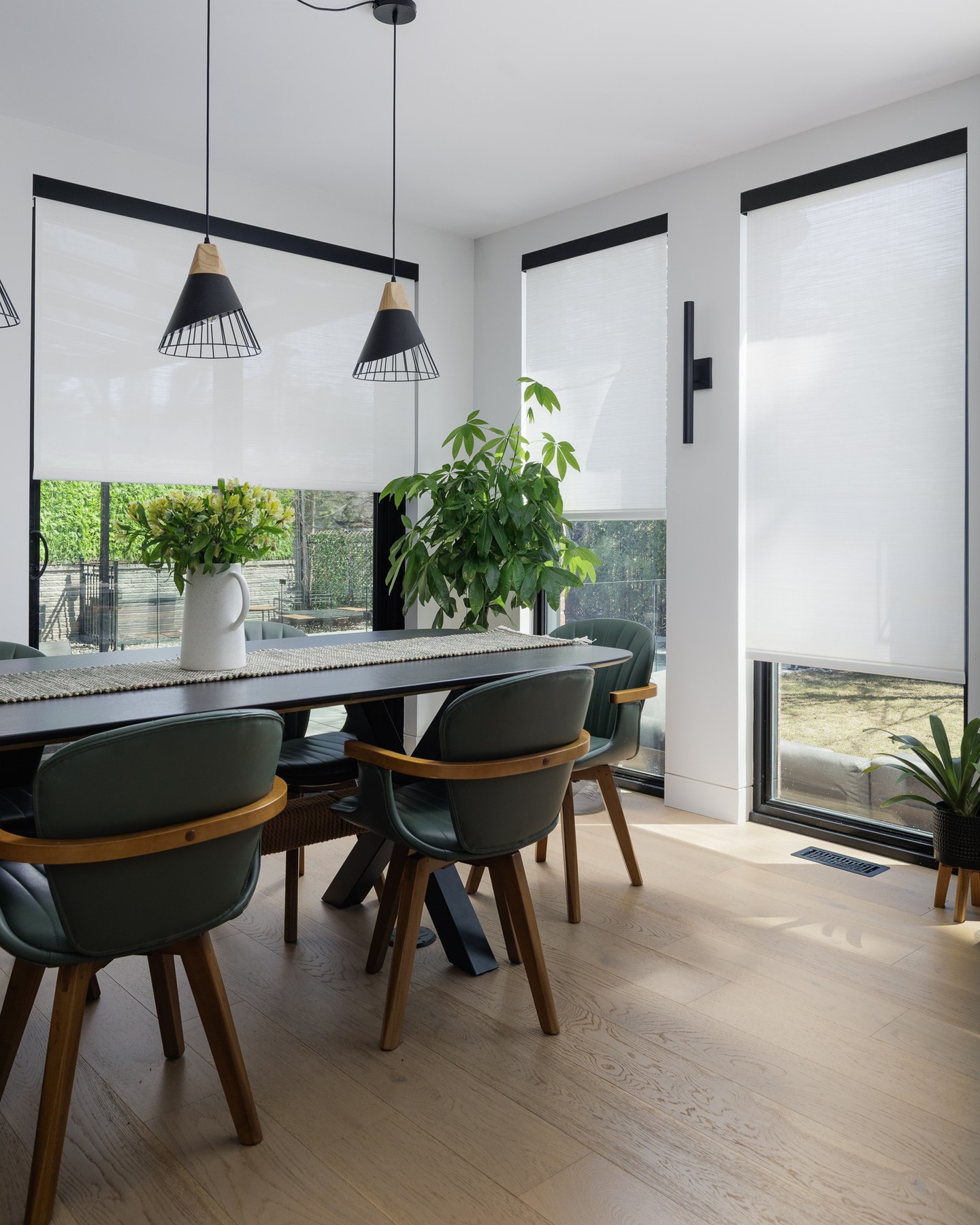 Assez d'intimité pour souper — assez de vue pour garder le jardin. C'est exactement le genre d'équilibre qu'on aime concevoir — trouvons le vôtre ensemble.
#mtlblinds #toilessurmesure #sallamanger #decormontreal #windowtreatmentmtl