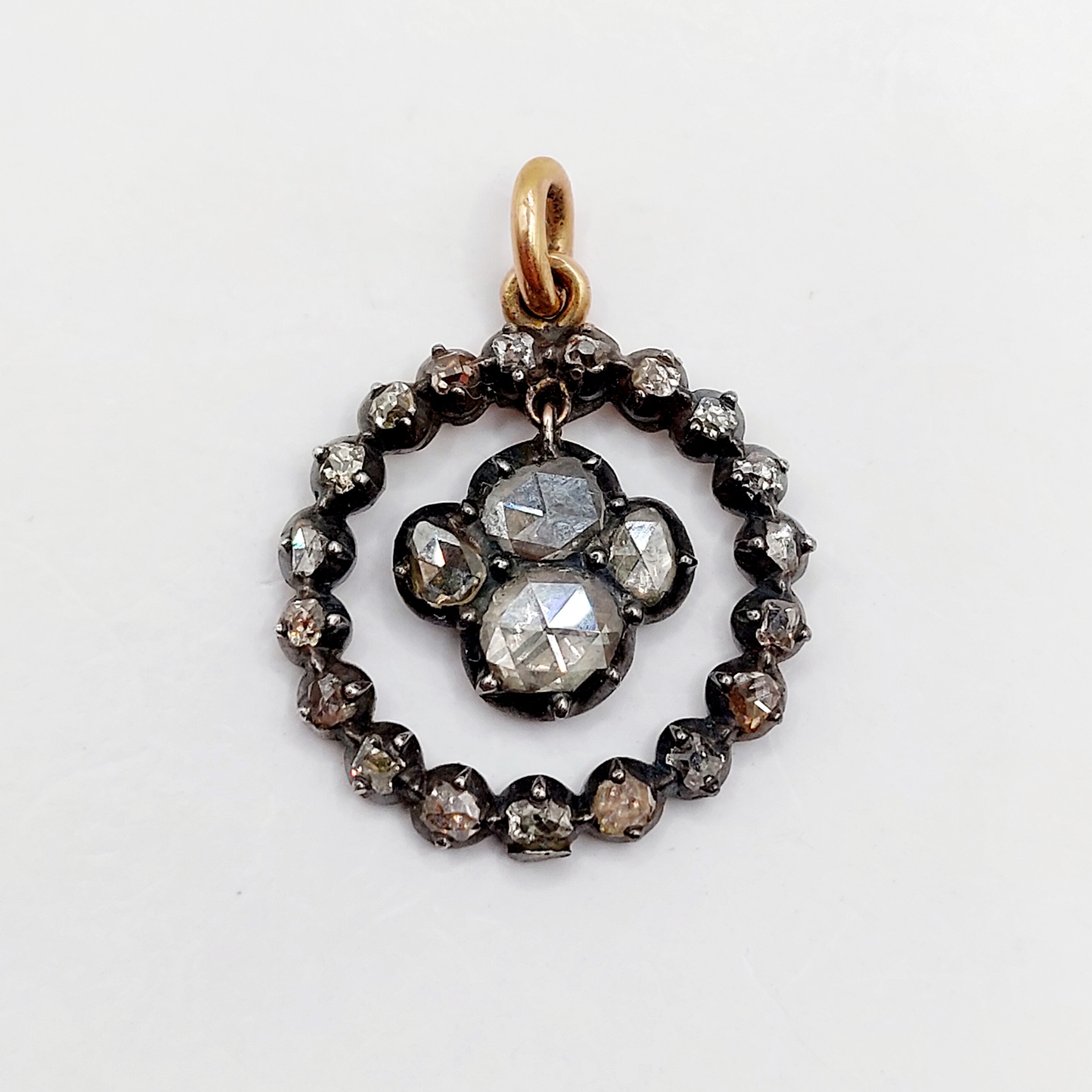 French Victorian pendant 18k rose gold and silver set with rose cut diamonds on foiled back (circa 1820) antique
PRICE : 850€
Magnificent and rare early 19th-century French work (likely originally a brooch element converted into a pendant)
Size: 28 x 22 mm (including bail)
Weight: 3.59 g
Main diamond size: approximately 6 x 5 mm
Micro scratches from use, traces of tin solder on the back, and a dark antique patina
Owl and swan hallmark (French hallmarks)
#diamond #artdeco #artdecocharm #goldcharm #goldpendant #frenchjewelry #frenchjewellery #oldminecut #oldminecutdiamond #daisycharm #starpendant #rosecutdiamond #victorianjewelry