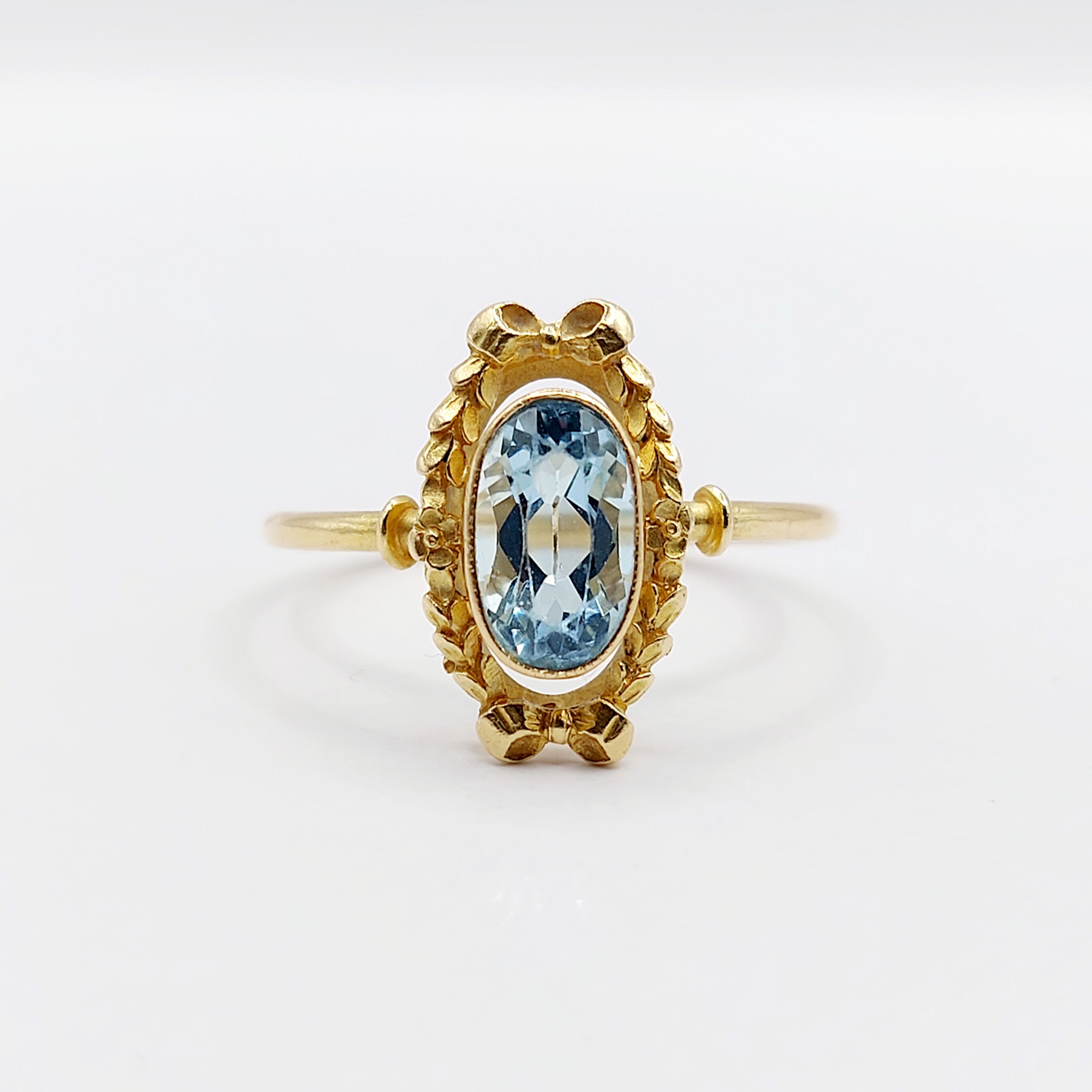 //SOLD\\ French Art Deco ring 18k gold set with an aquamarine in a floral wreath (circa 1920)
PRICE : 950€
Magnificent antique French craftsmanship
Size: 60 FR / 9 US
Weight: 3.41 g
Aquamarine dimensions: 9 x 5 x 4.5 mm (estimated at 1.10 carats)
Micro scratches from use
Eagle's head hallmark (French hallmark)
#aiguemarine #aquamarine