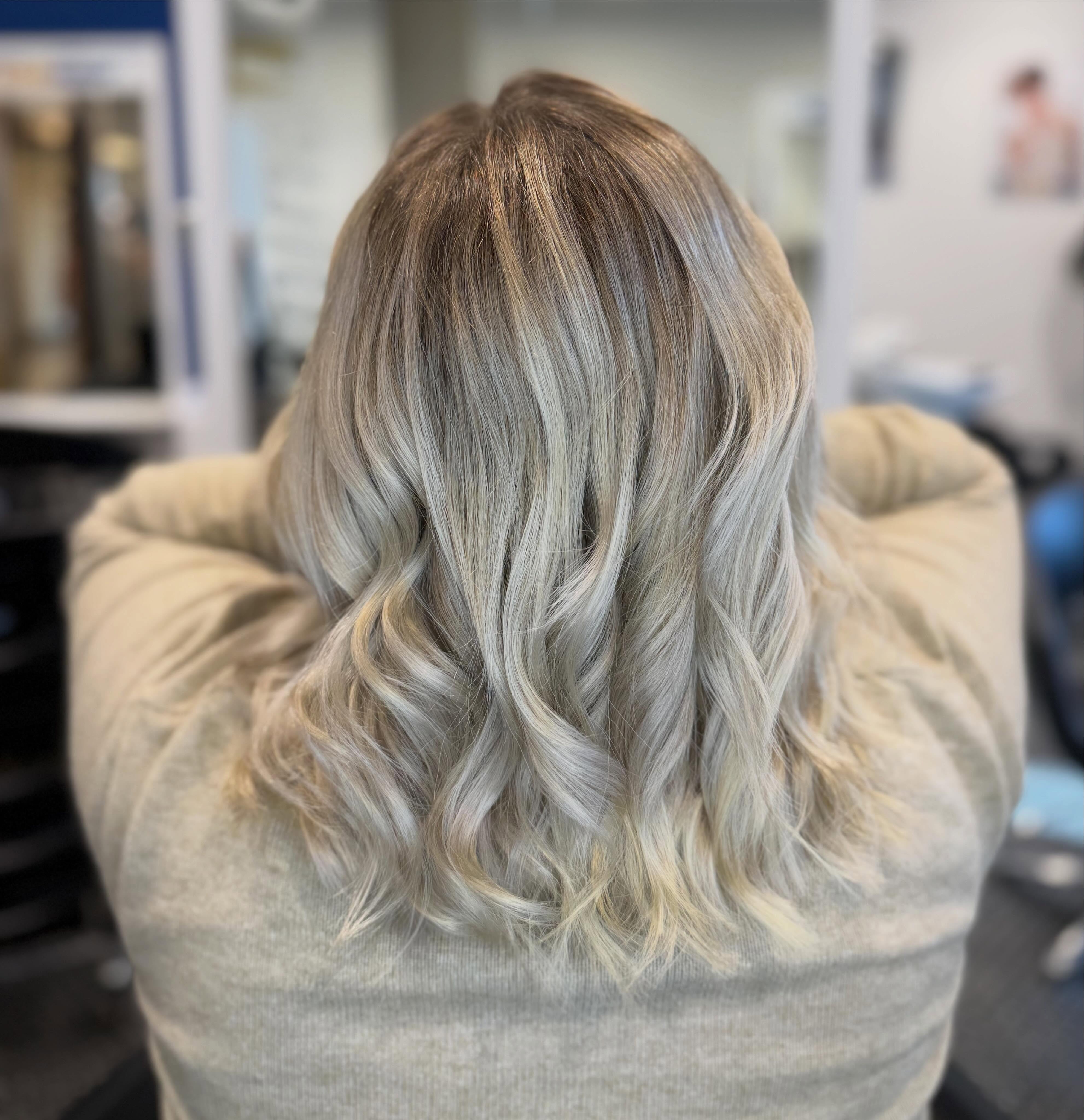 POV : tu viens juste de trouver l’inspiration pour ton prochain changement de look 😮💨🔥
Ce avant/après donne envie de tout changer, non ? 👀
Alors, on passe au niveau supérieur ?😎
📍 Retrouvez-nous dans l’un de nos 10 salons Ryanhair au Luxembourg.
#luxembourg #salondecoiffure #balayage