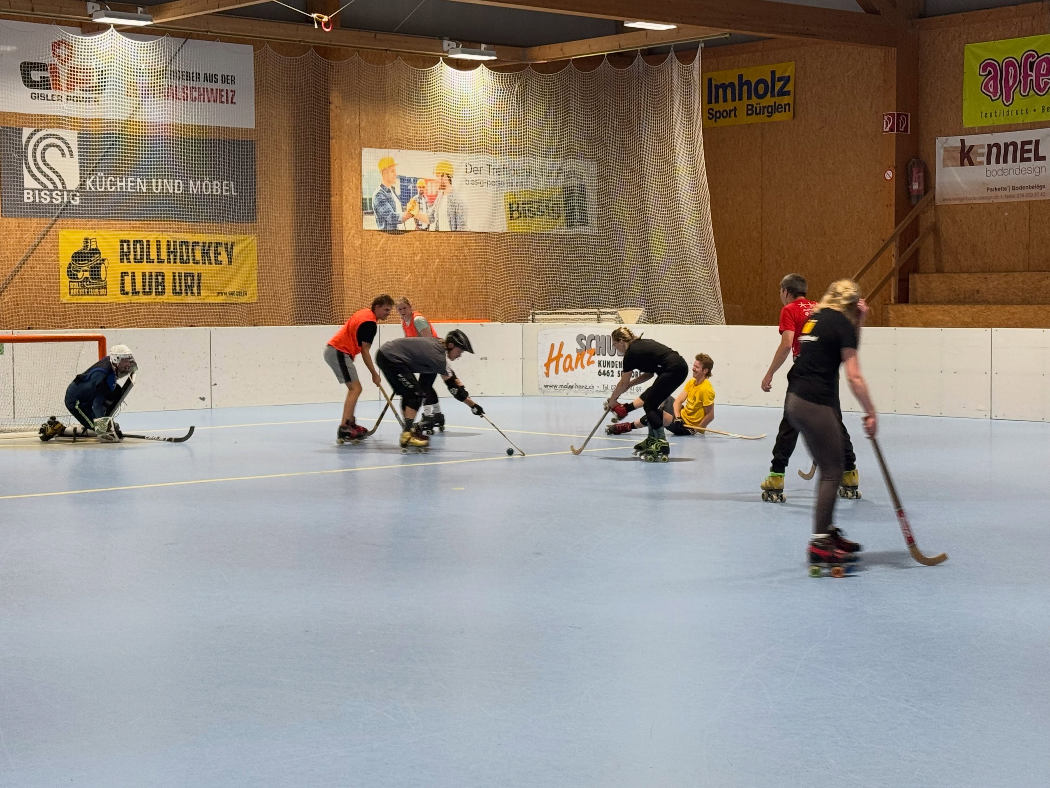 Heute Abend durften wir einmal mehr Luft bei einem anderen Urner Verein schnuppern. Es ging nach Seedorf zum @rhcuri, nicht etwa an die Rollerdisco oder als Zuschauer auf die Tribüne, nein heute durften wir selber spielen - oder zumindest versuchen. Fazit -> Endstand 2:1, ein paar blaue Flecken und jede Menge Spass. Vielen Dank für die Gastfreundschaft und den Einblick in euren Sport.
.
.
.
#tvschattdorf #rhcuri #vereinslebenpflegen